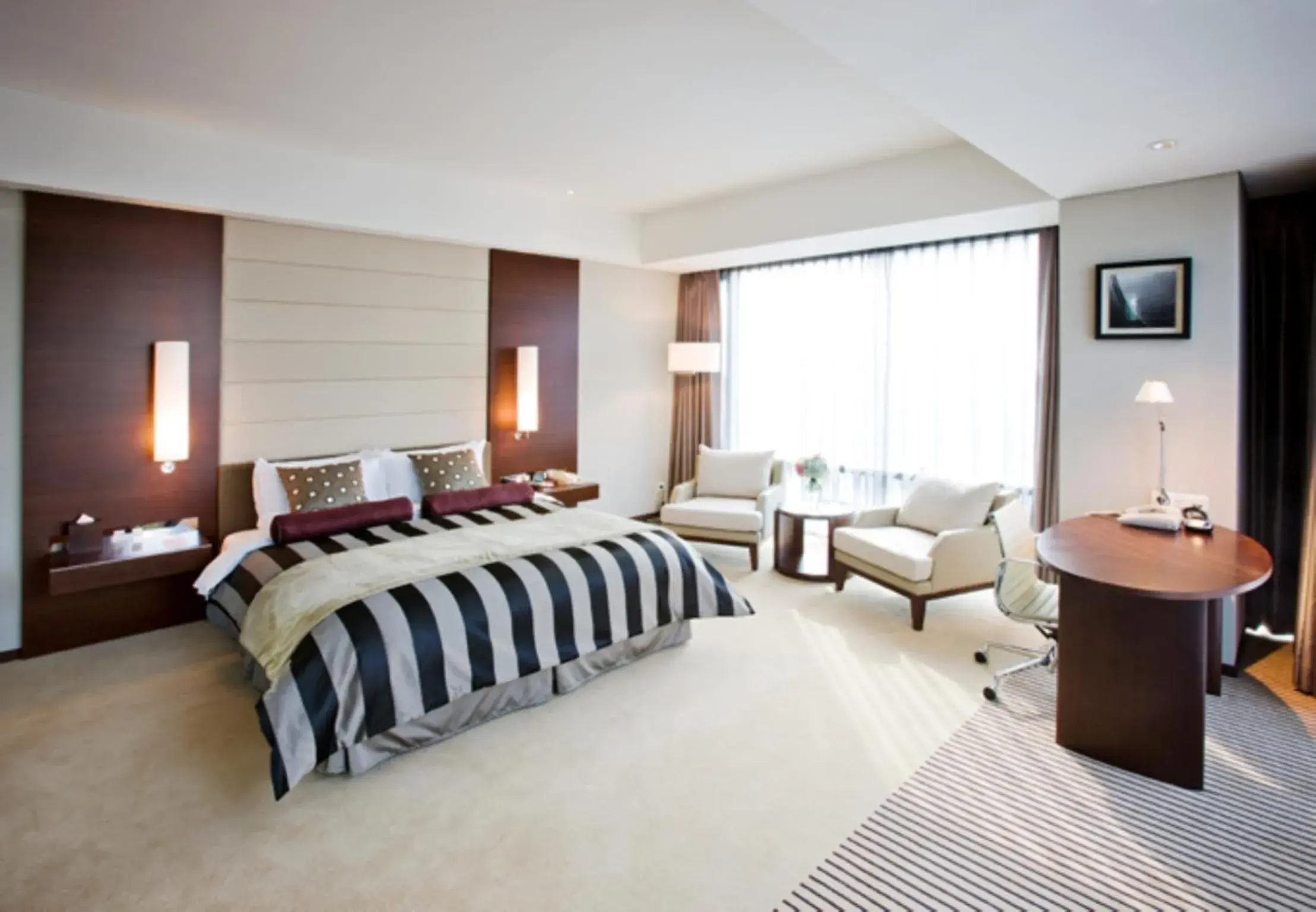 Bed in Ramada Plaza by Wyndham Suwon