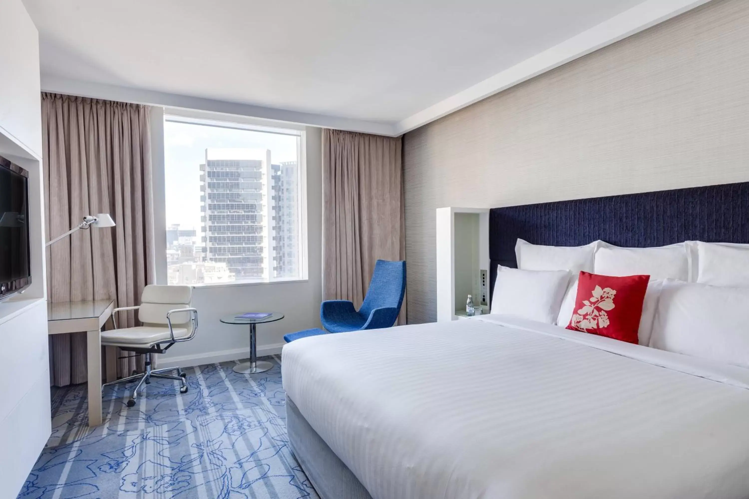 Photo of the whole room, Bed in Sydney Harbour Marriott Hotel at Circular Quay