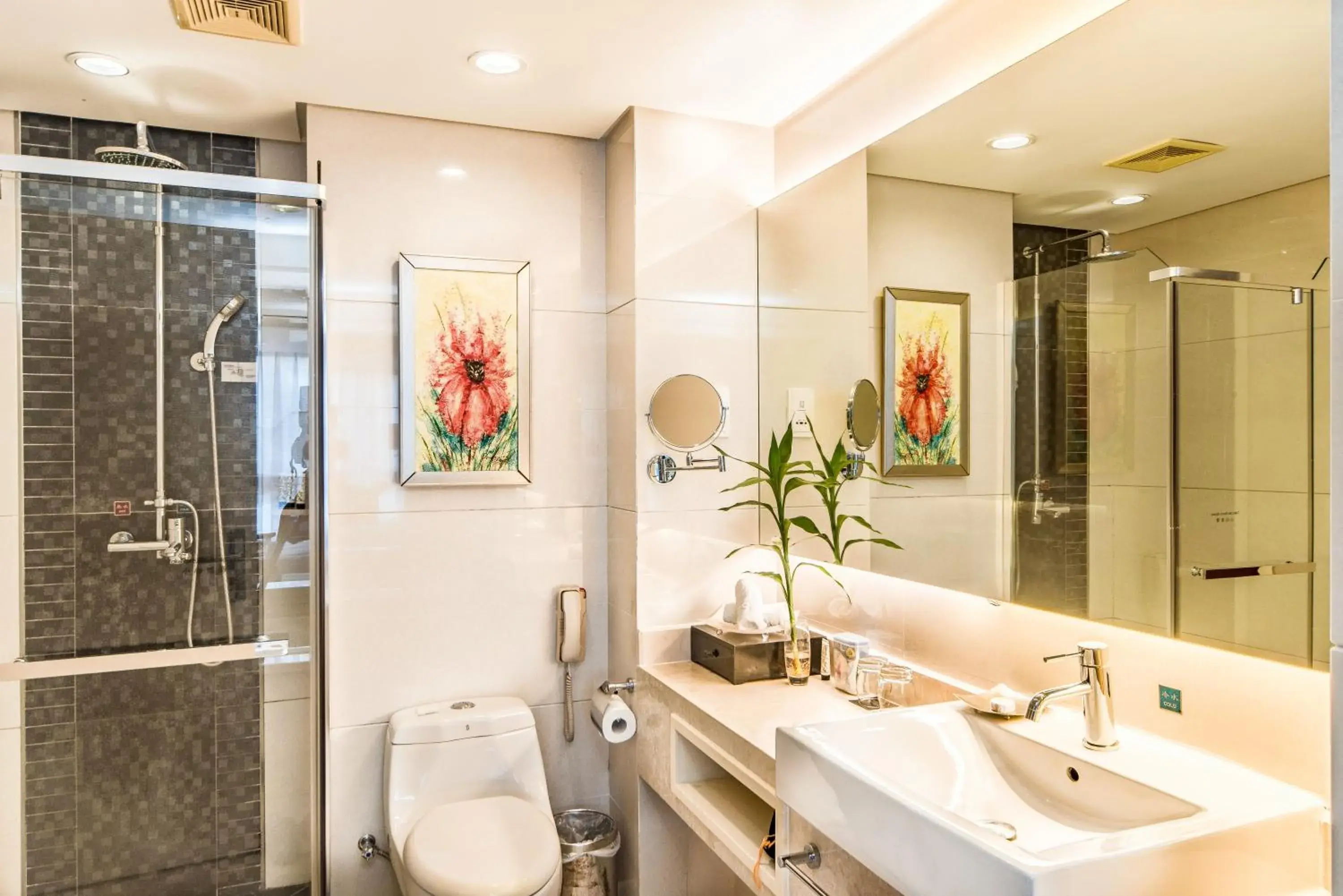 Shower, Bathroom in Haikou Mingguang Shengyi Hotel (Previous Mingguang International Hotel)