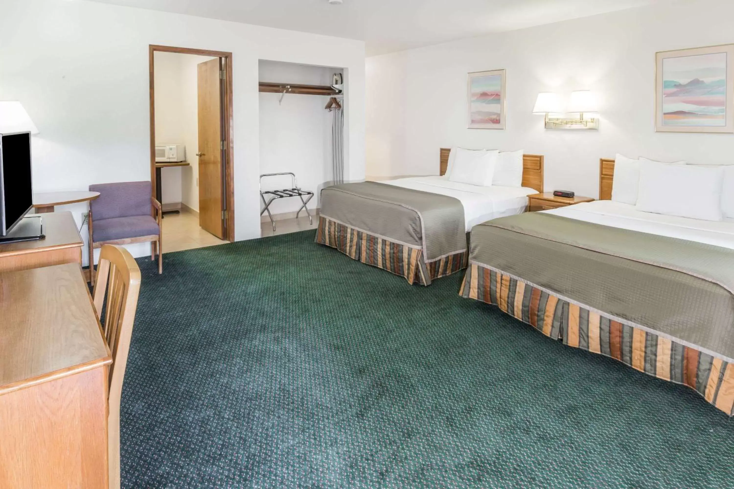 Photo of the whole room, Bed in Howard Johnson by Wyndham Roseburg