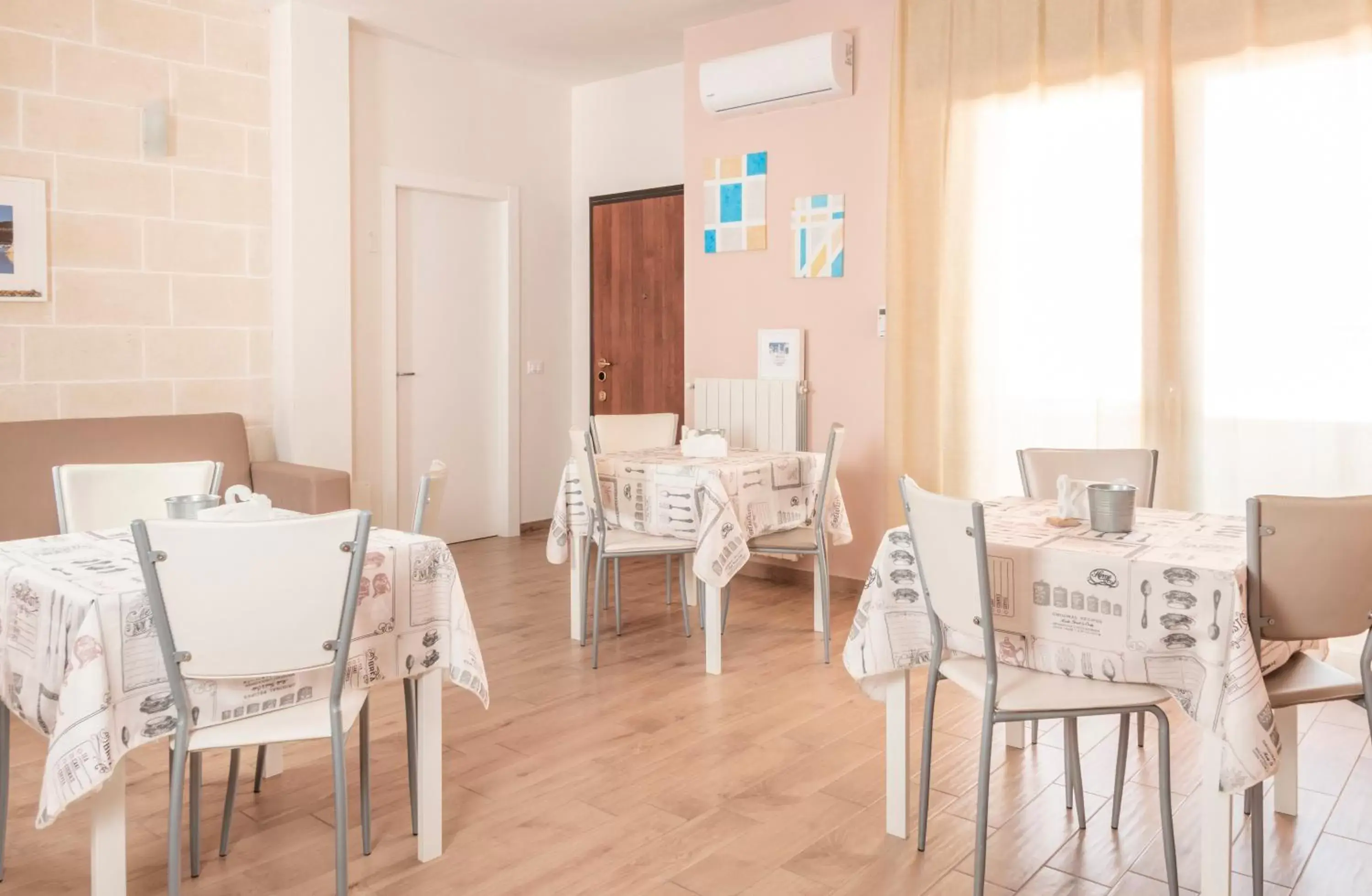 Communal lounge/ TV room, Restaurant/Places to Eat in La Creta b&b