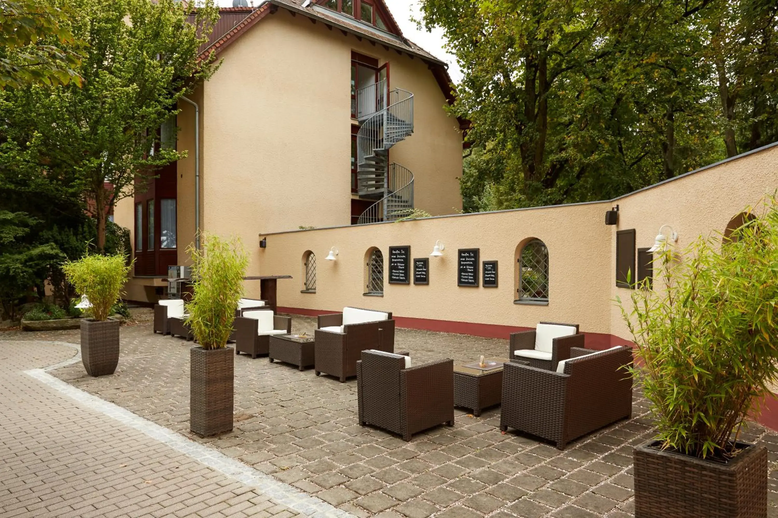 Patio, Property Building in H+ Hotel Nürnberg