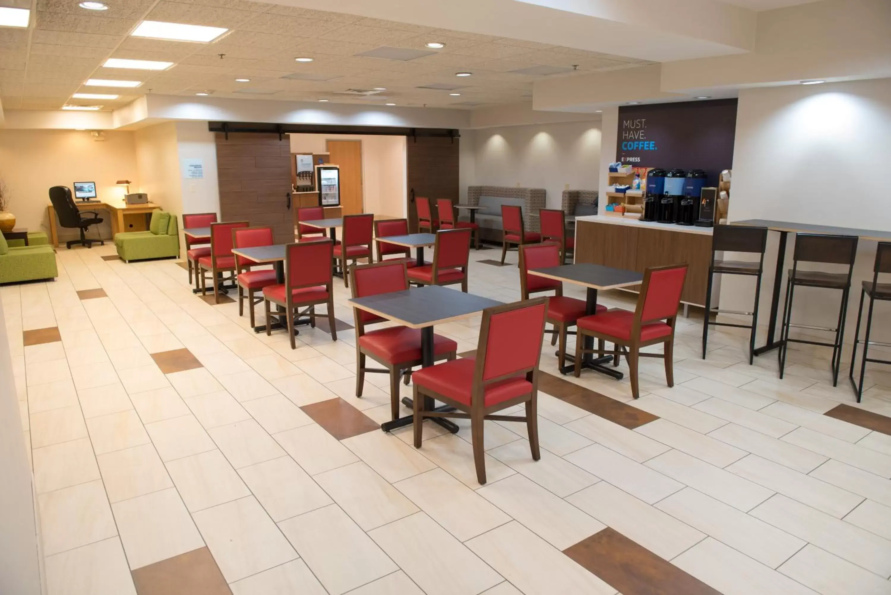 Breakfast, Restaurant/Places to Eat in Holiday Inn Express Hotel & Suites Elkhart-South, an IHG Hotel