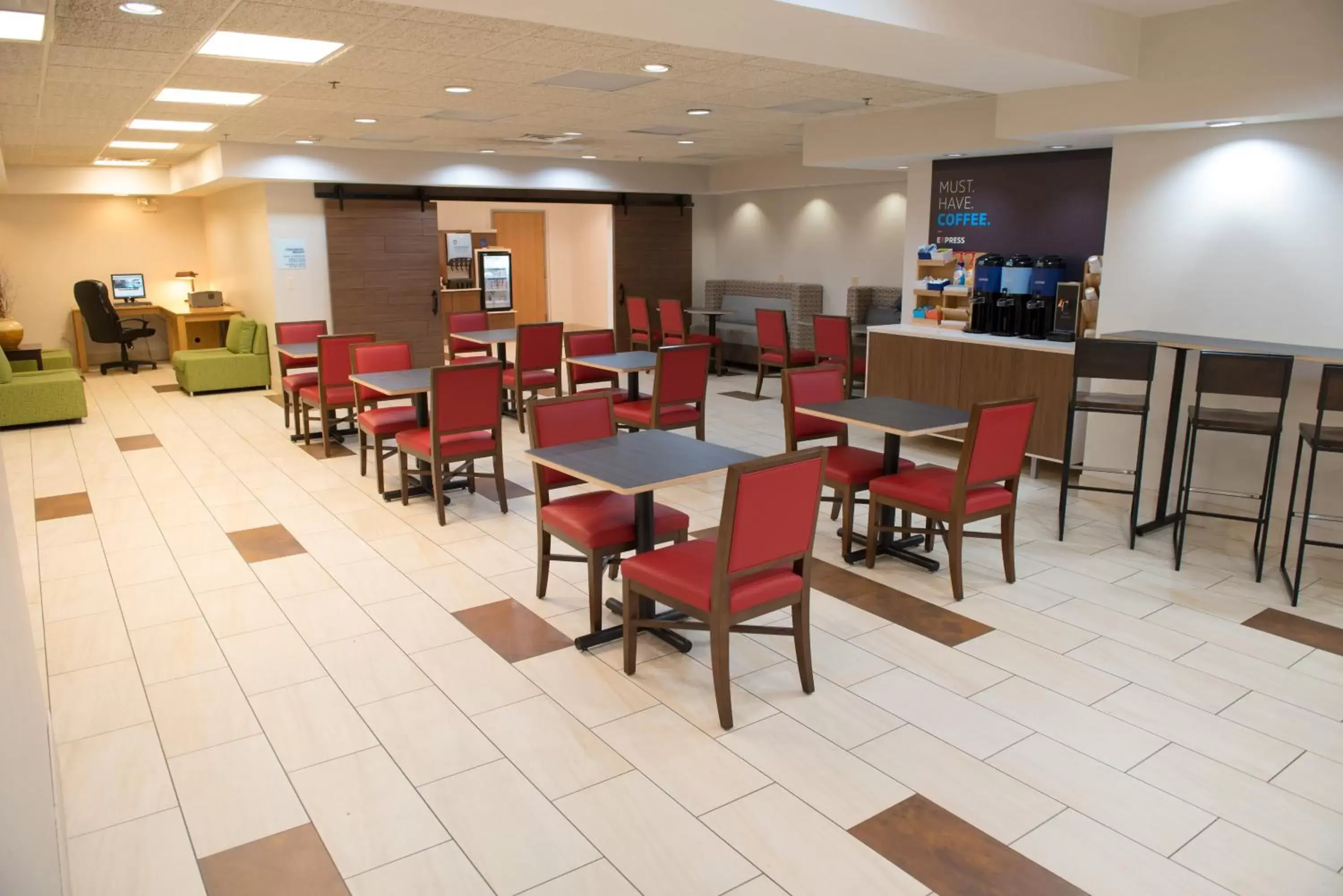 Breakfast in Holiday Inn Express Hotel & Suites Elkhart-South by IHG Breakfast in Holiday Inn Express Hotel & Suites Elkhart-South by IHG