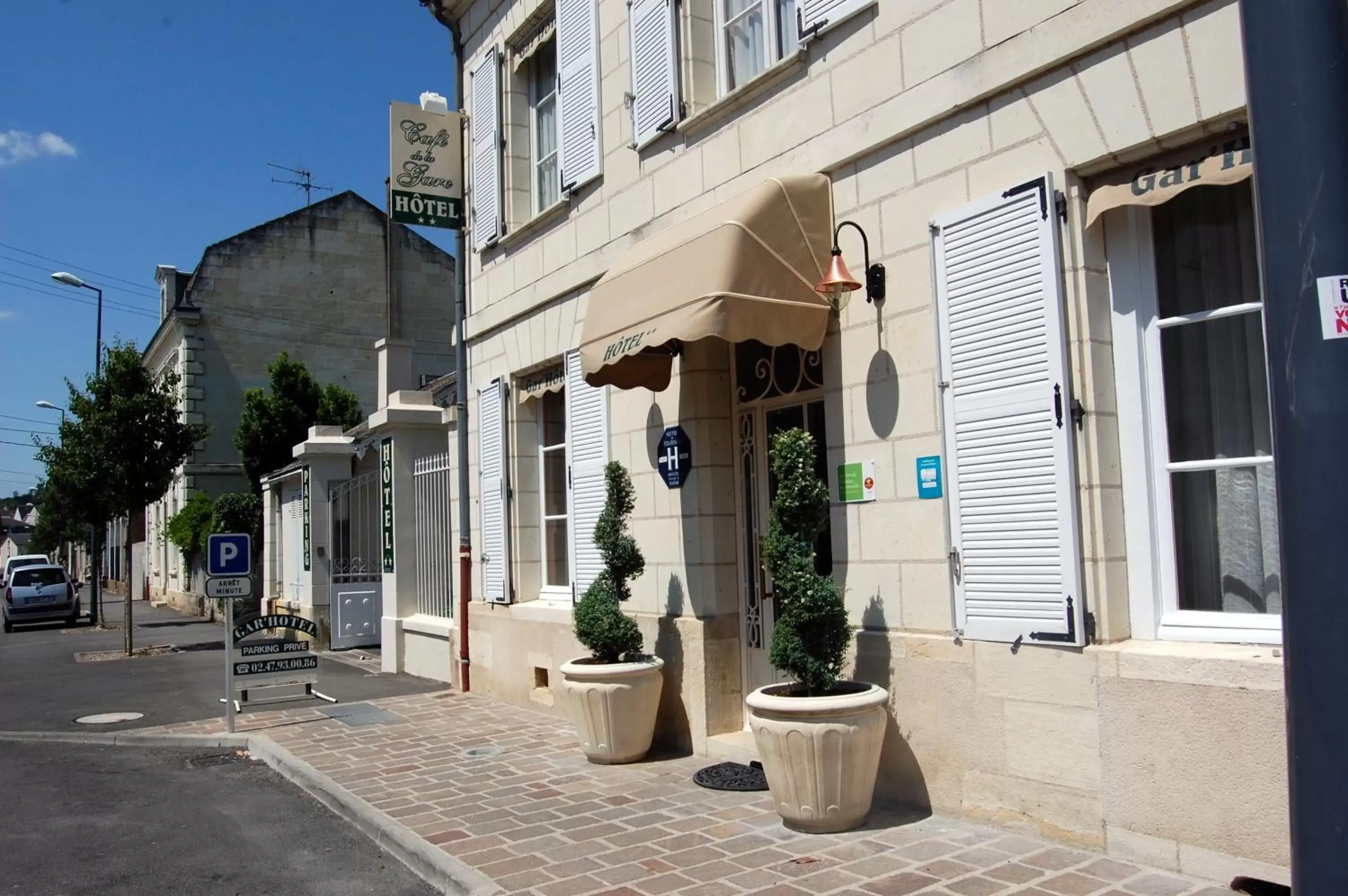 Facade/entrance in Belle Epoque