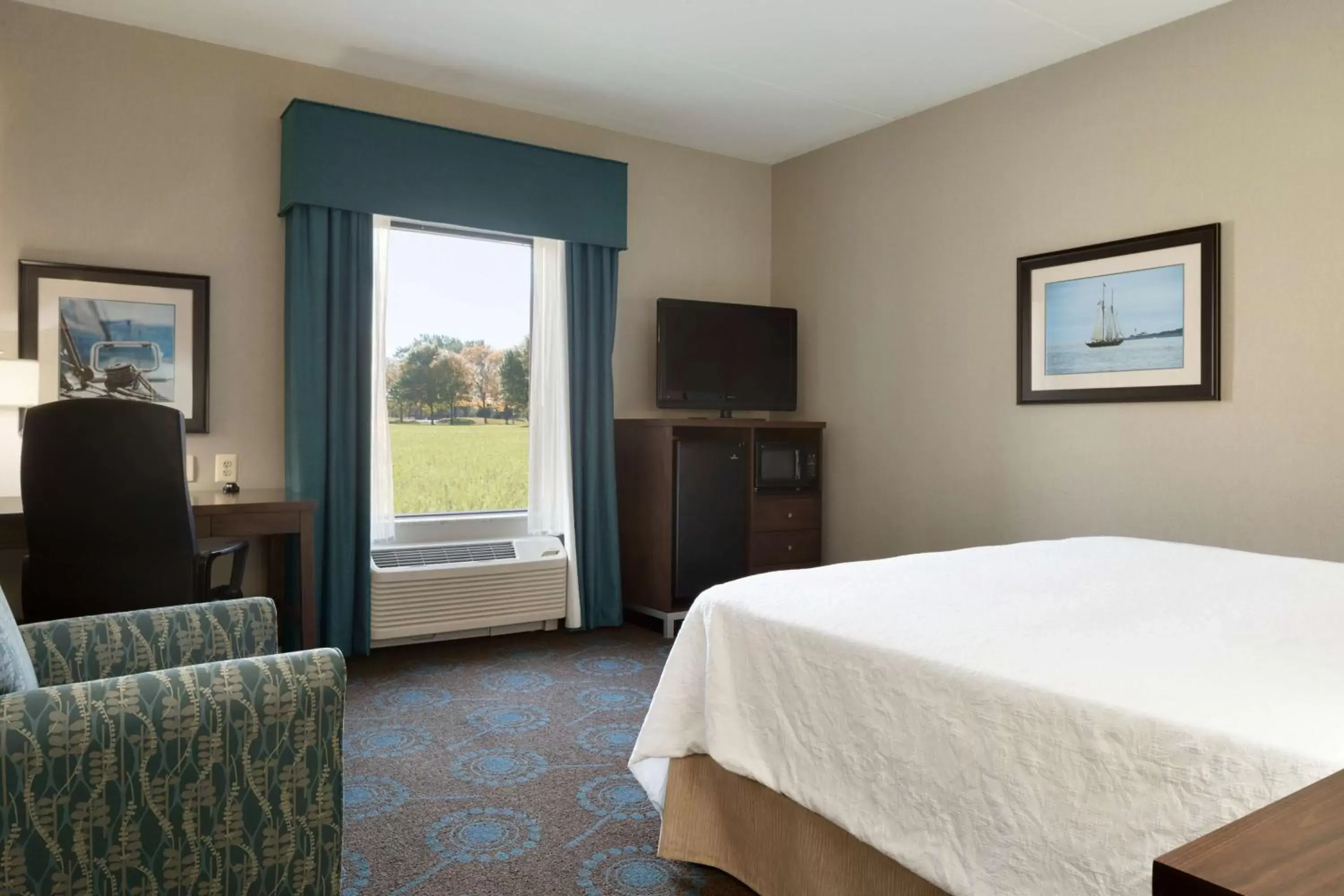 Bed in Hampton Inn & Suites Aberdeen/APG South