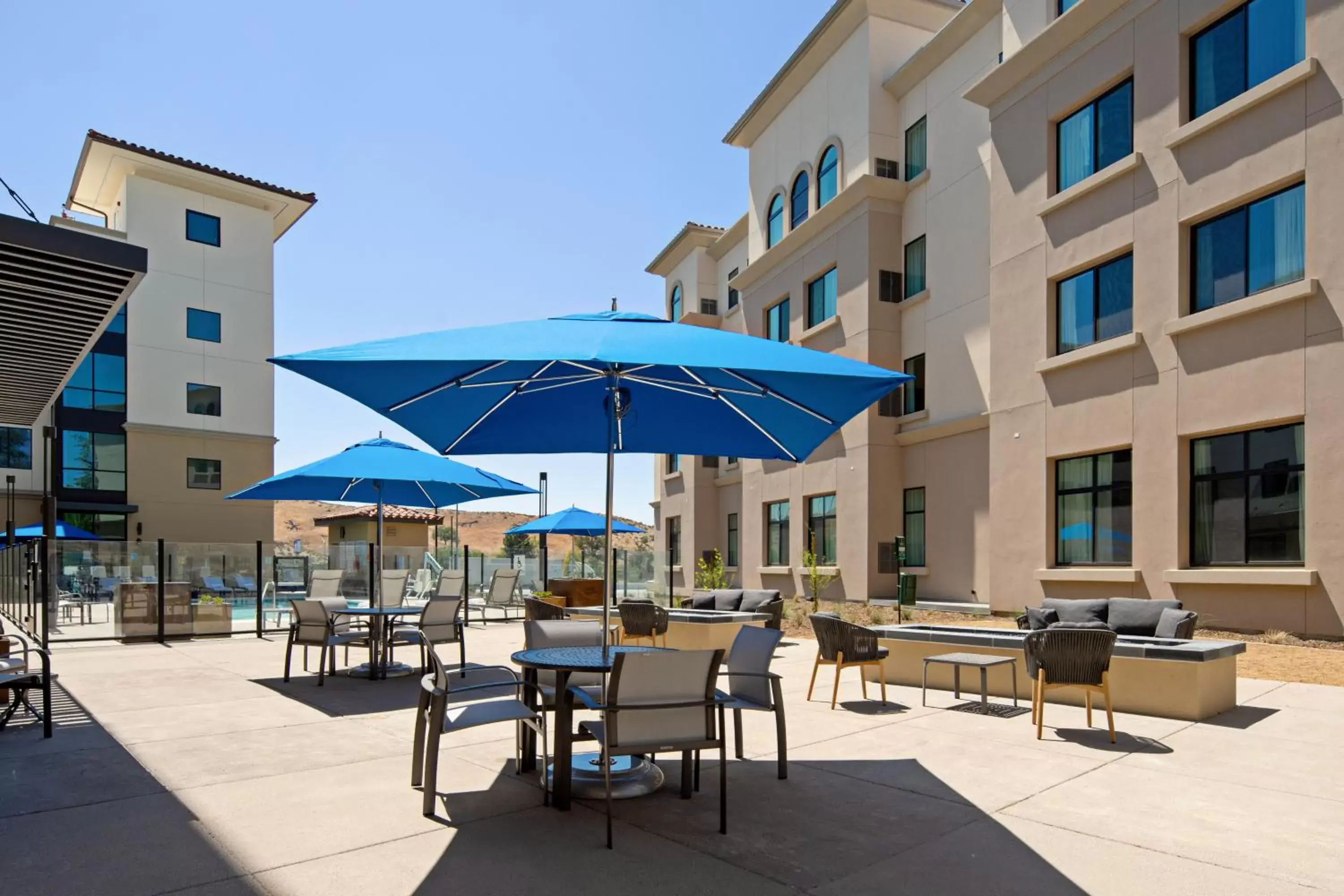 Patio, Restaurant/Places to Eat in Holiday Inn Express & Suites - Valencia - Santa Clarita, an IHG Hotel