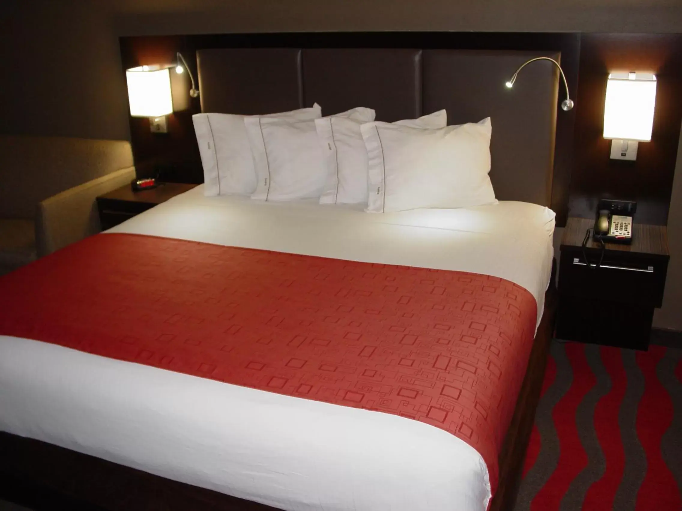 Bed in Holiday Inn Express Hotels & Suites Rockingham West, an IHG Hotel