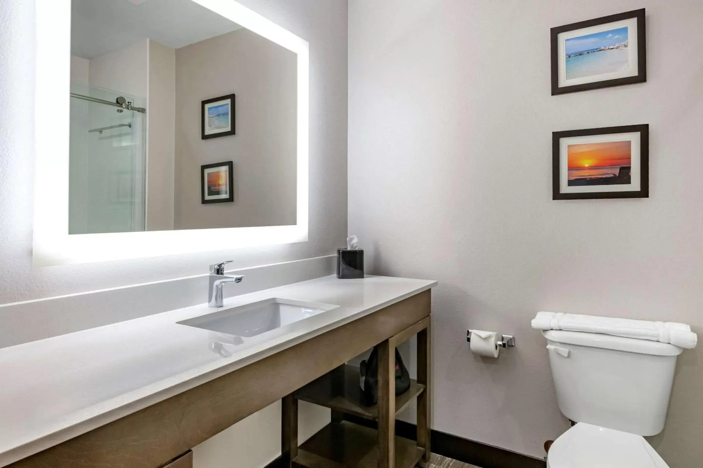 Photo of the whole room, Bathroom in Comfort Suites Fort Lauderdale Airport & Cruise Port