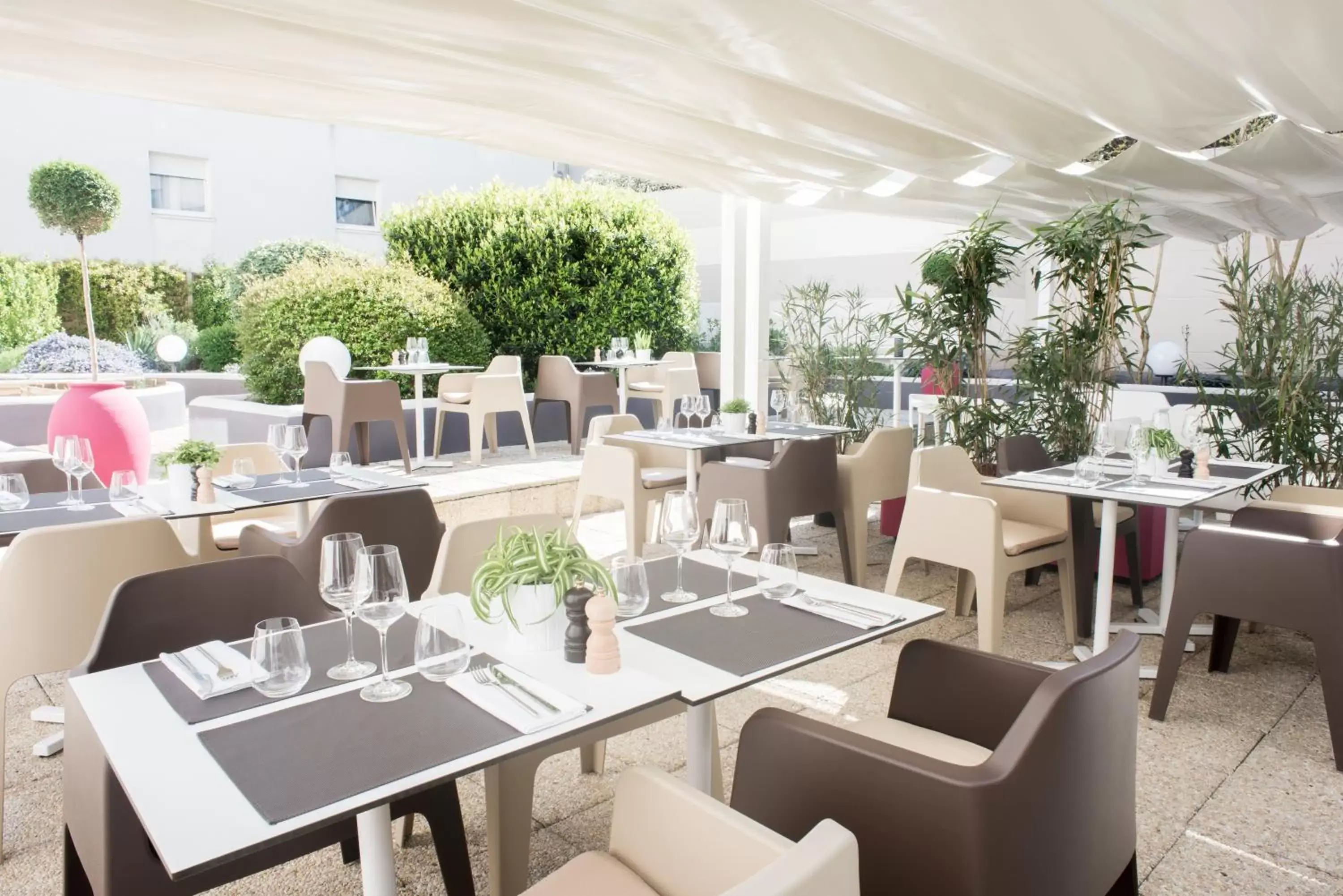 Patio, Restaurant/Places to Eat in Mercure Bordeaux Centre Gare Saint Jean