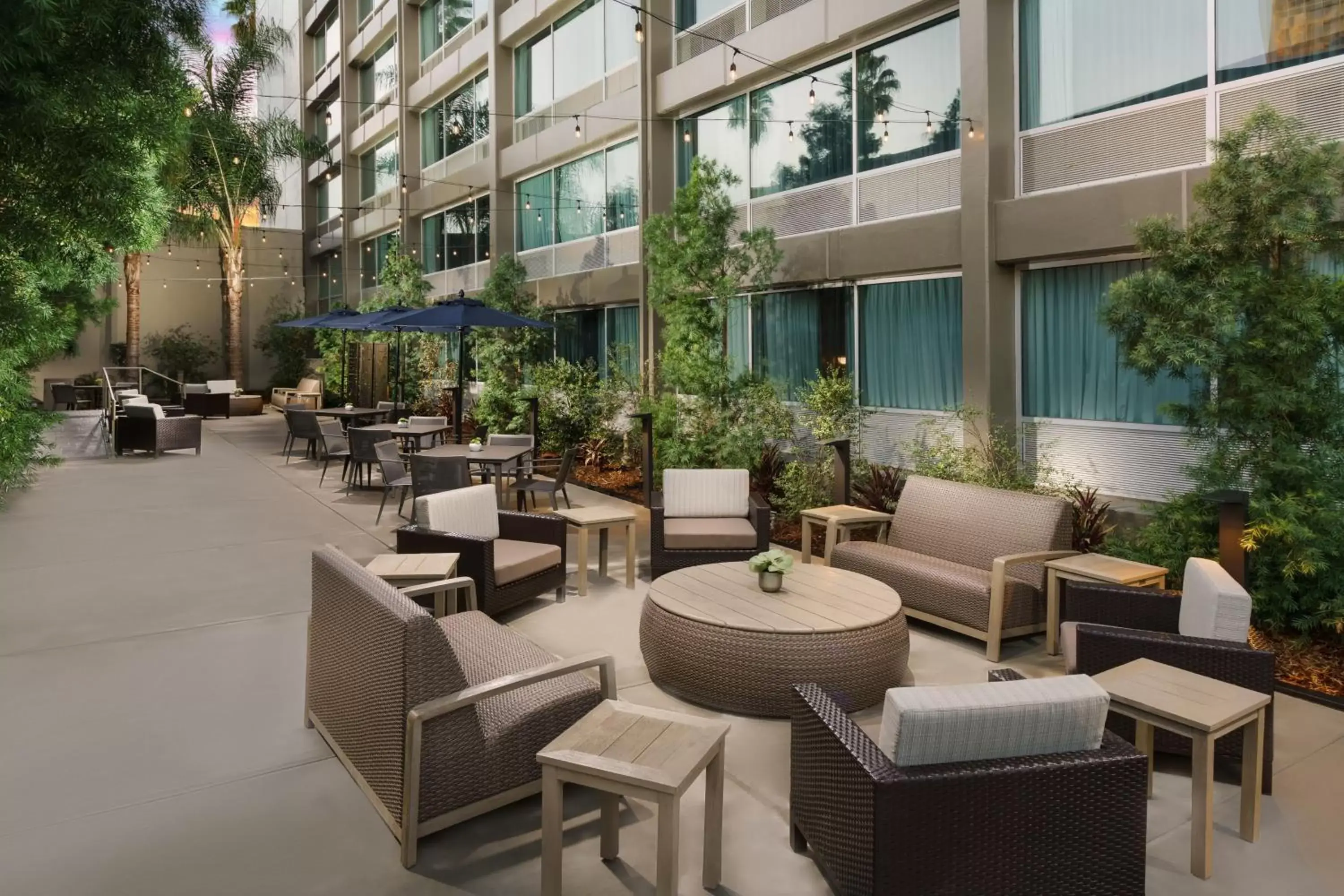 Lounge or bar in Courtyard by Marriott Los Angeles Woodland Hills