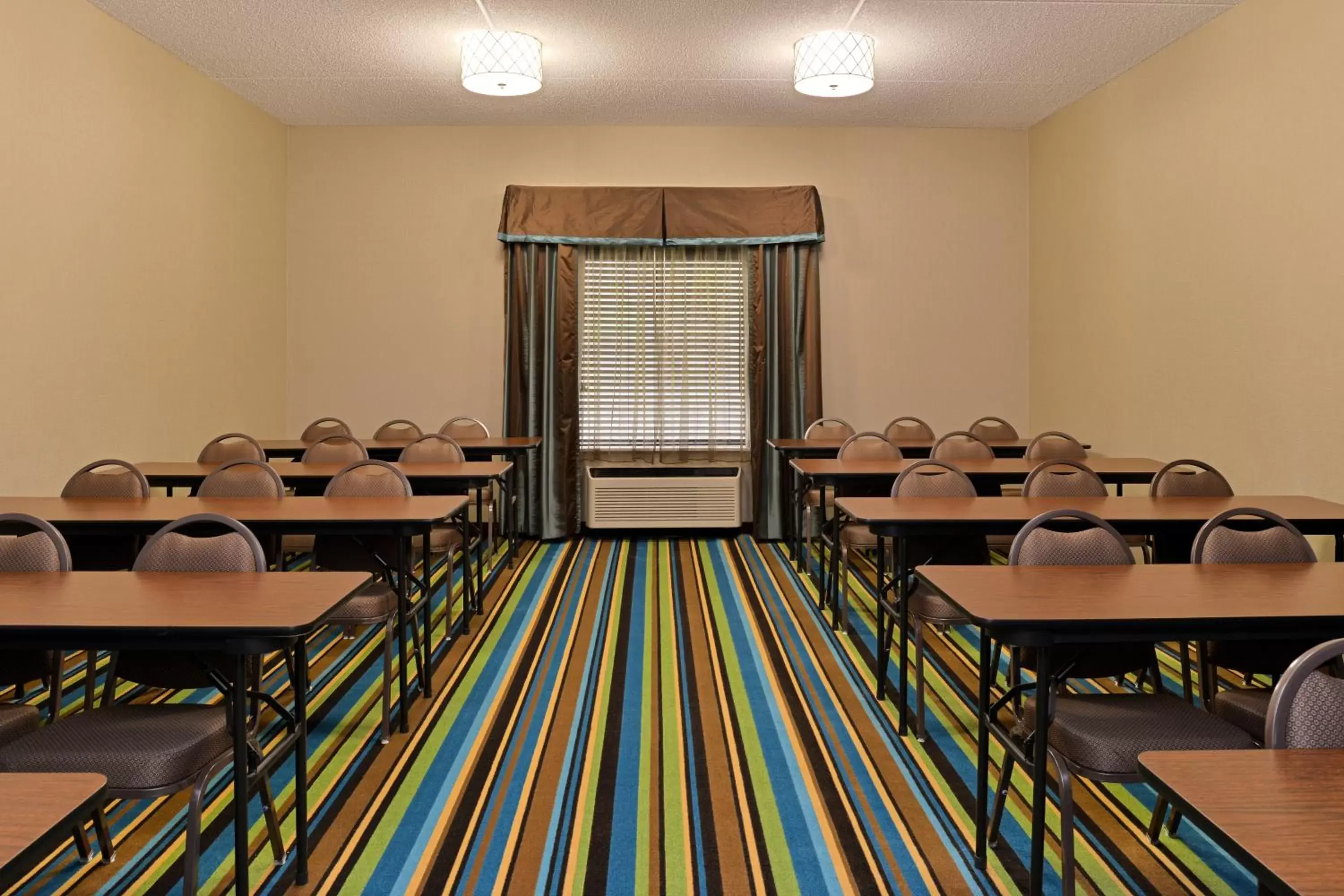 Meeting/conference room in Holiday Inn Express & Suites St Marys, an IHG Hotel