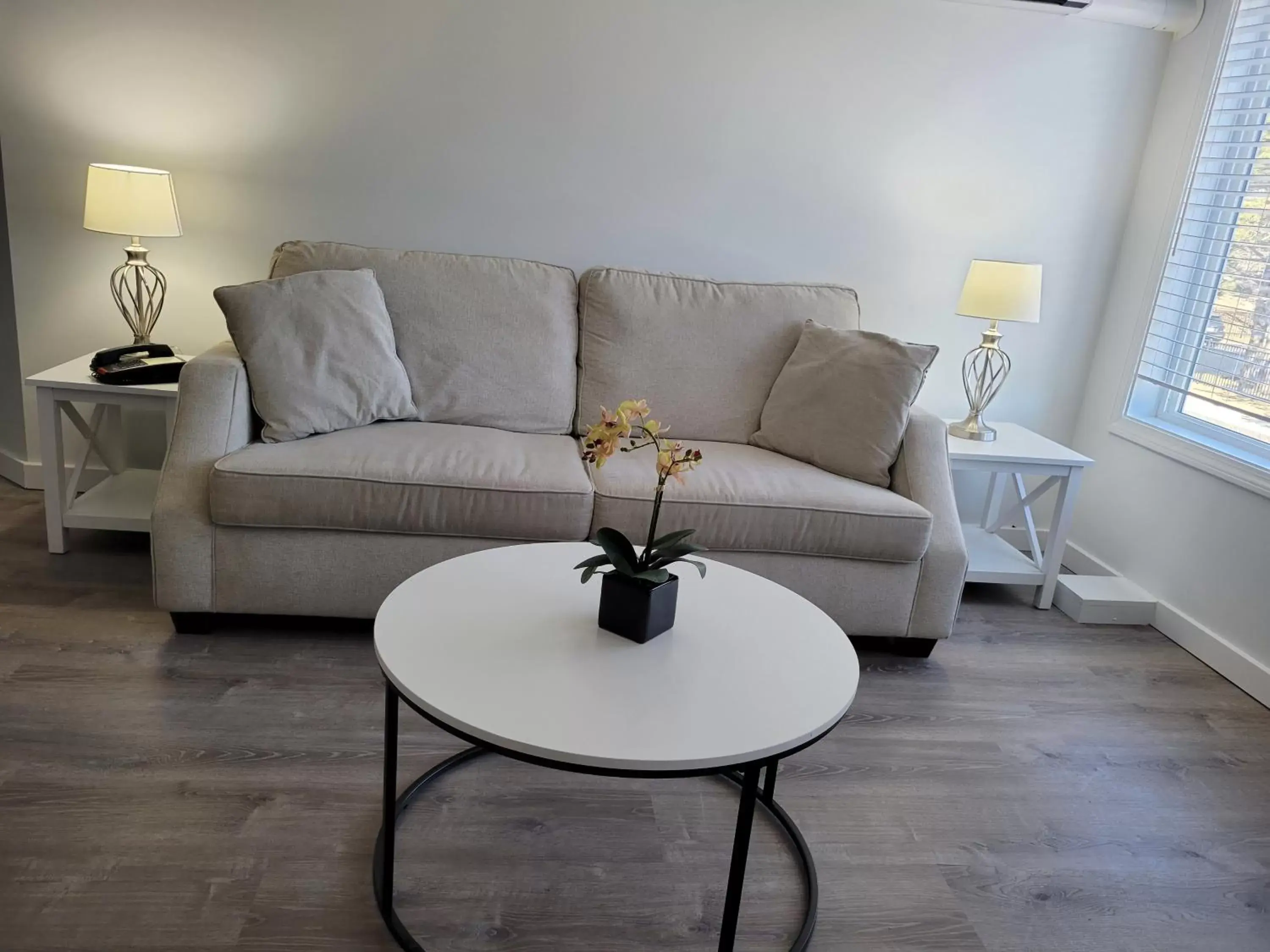 Living room in The Grand Beach Inn Living room in The Grand Beach Inn