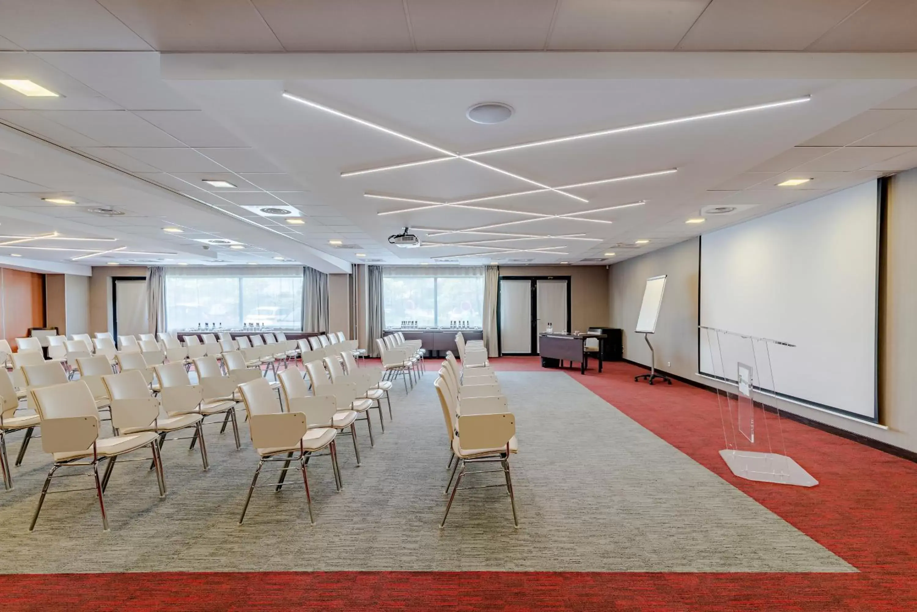 Meeting/conference room in Holiday Inn Toulouse Airport, an IHG Hotel