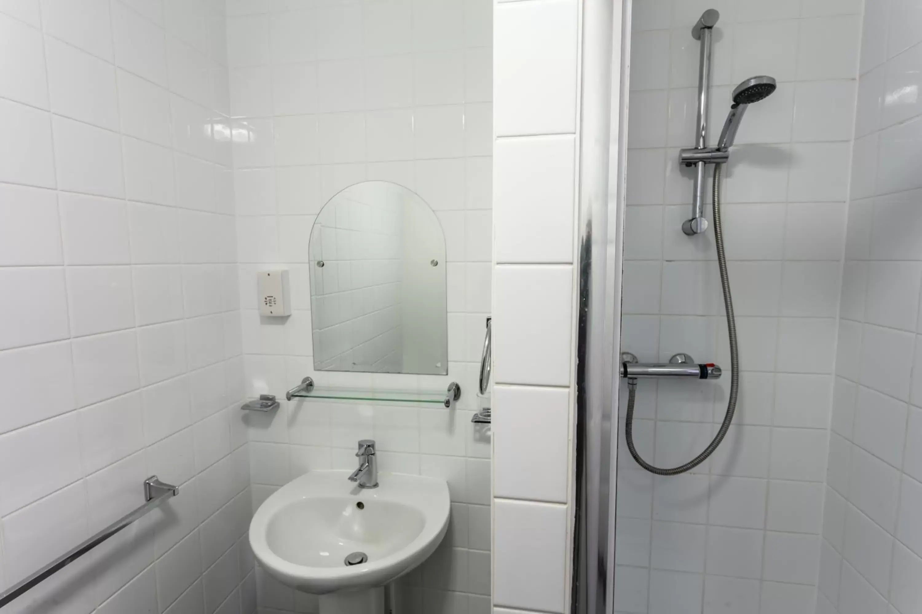 Bathroom in Roydon Marina Village Hotel