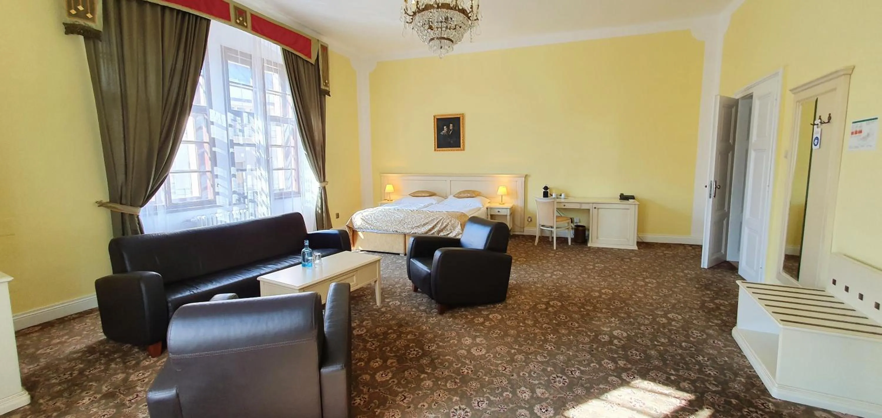 Seating area, Bed in Hotel Metamorphis