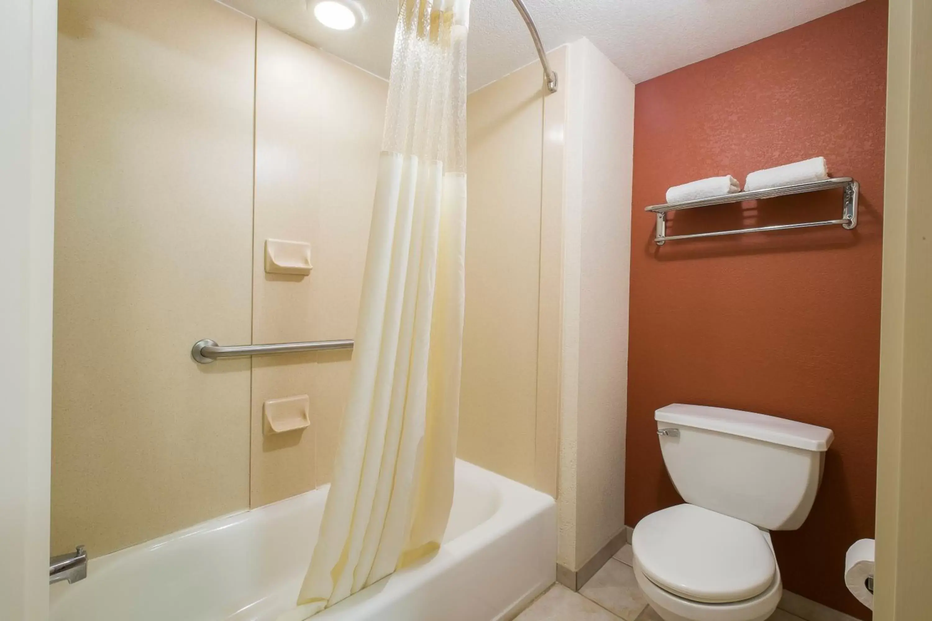 Bathroom in Red Roof Inn & Suites Philadelphia - Bellmawr