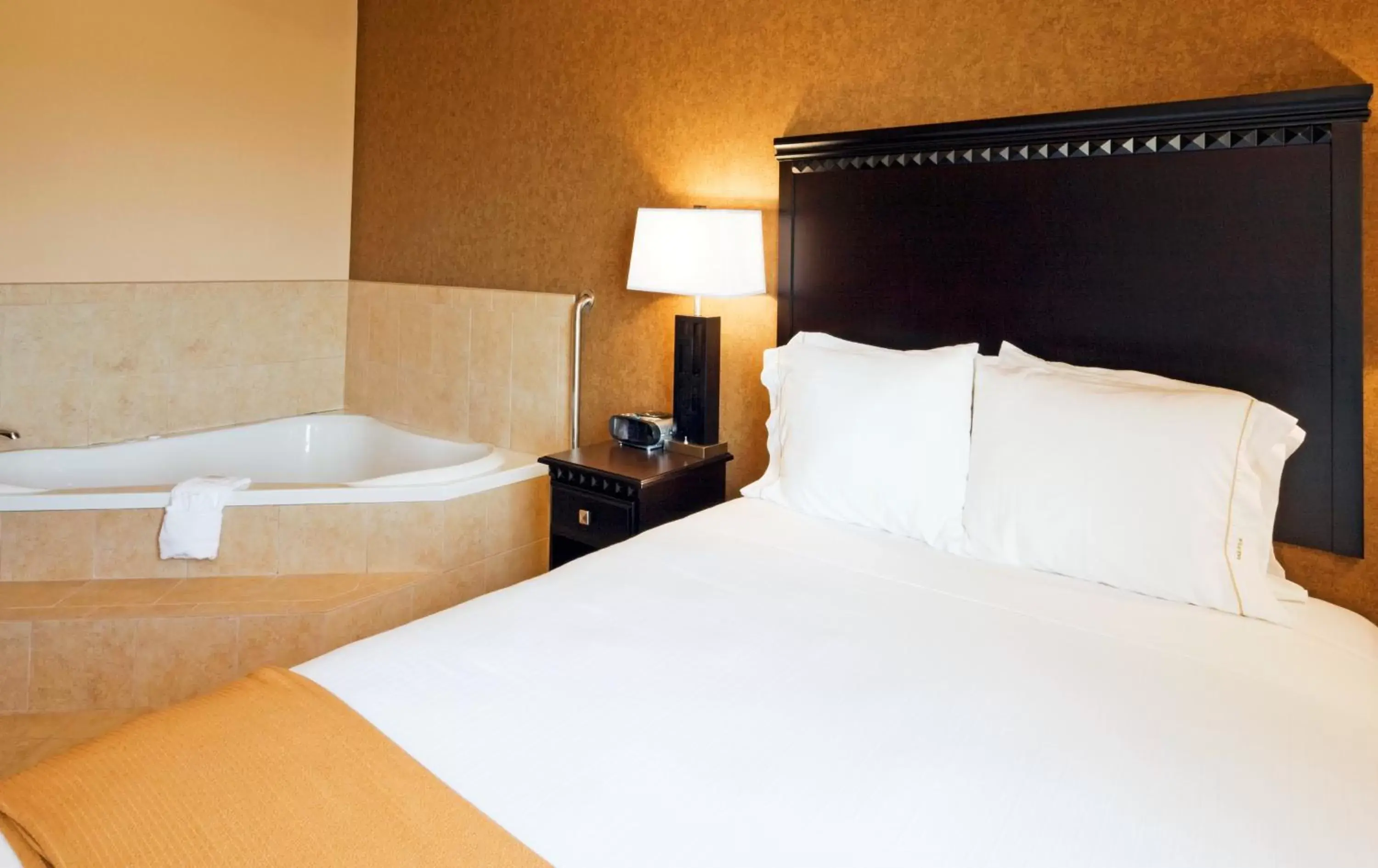 Photo of the whole room, Bed in Holiday Inn Express Hotel & Suites Ennis, an IHG Hotel