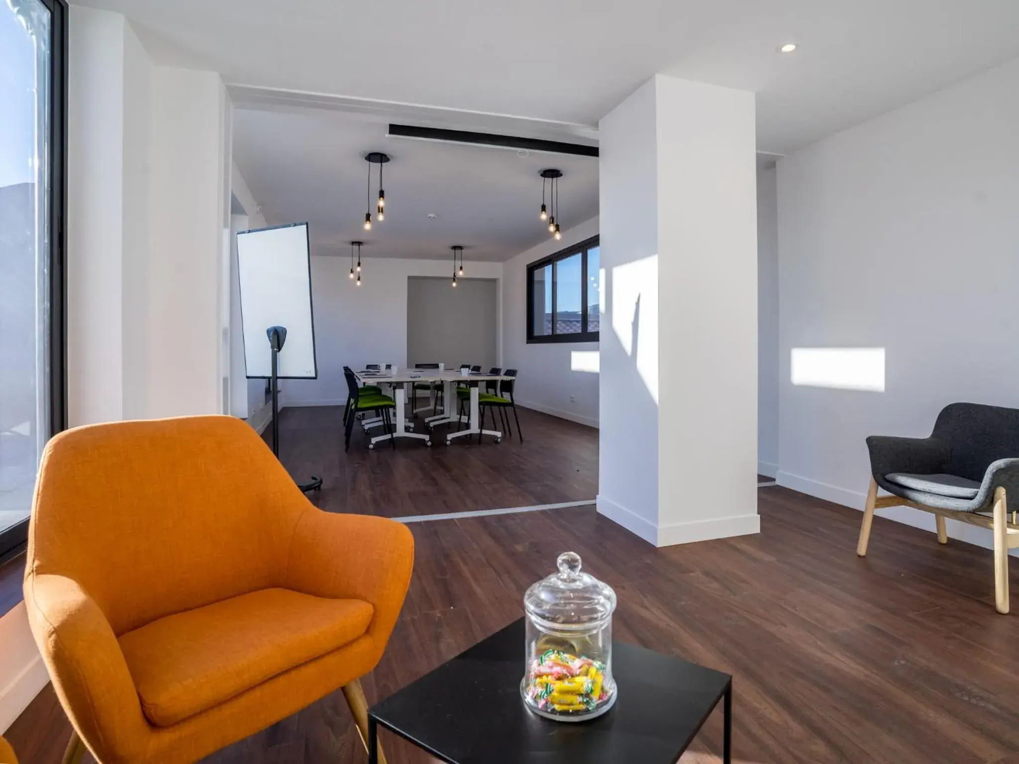 Living room, Seating Area in Campanile Marseille Est - Aubagne