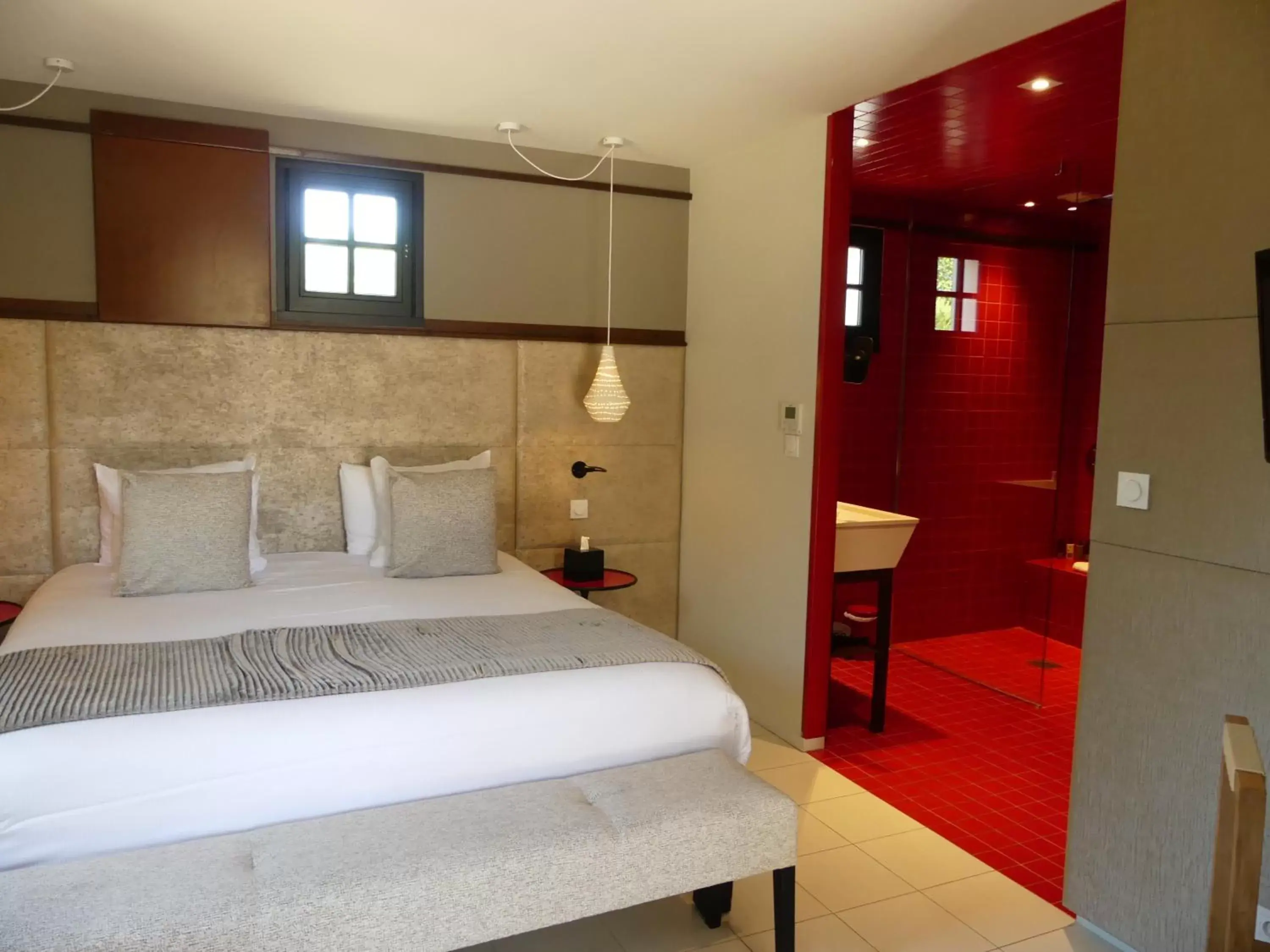 Shower, Bed in Hotel Pont Levis - Franck Putelat