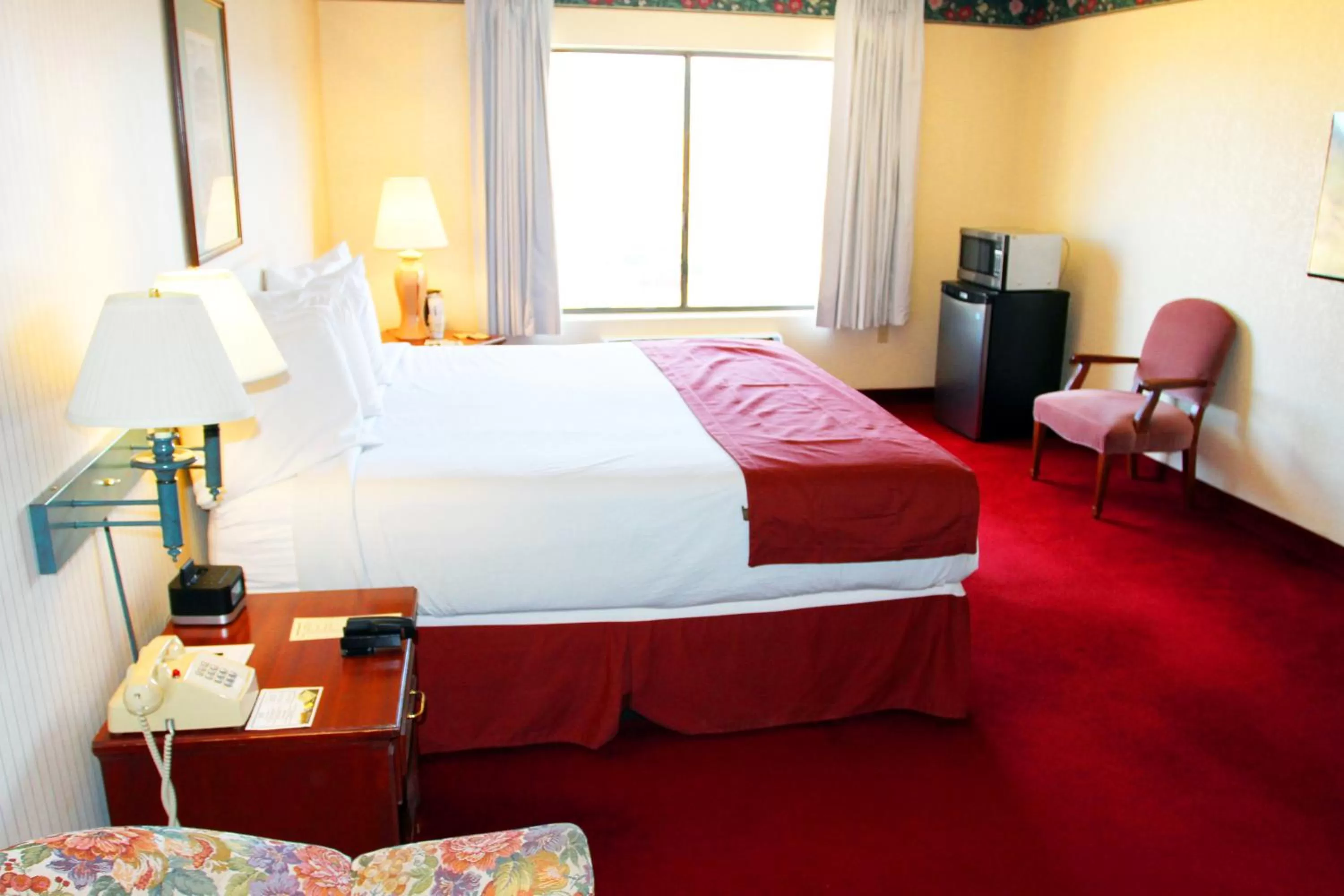 Photo of the whole room, Bed in Hoover Dam Lodge