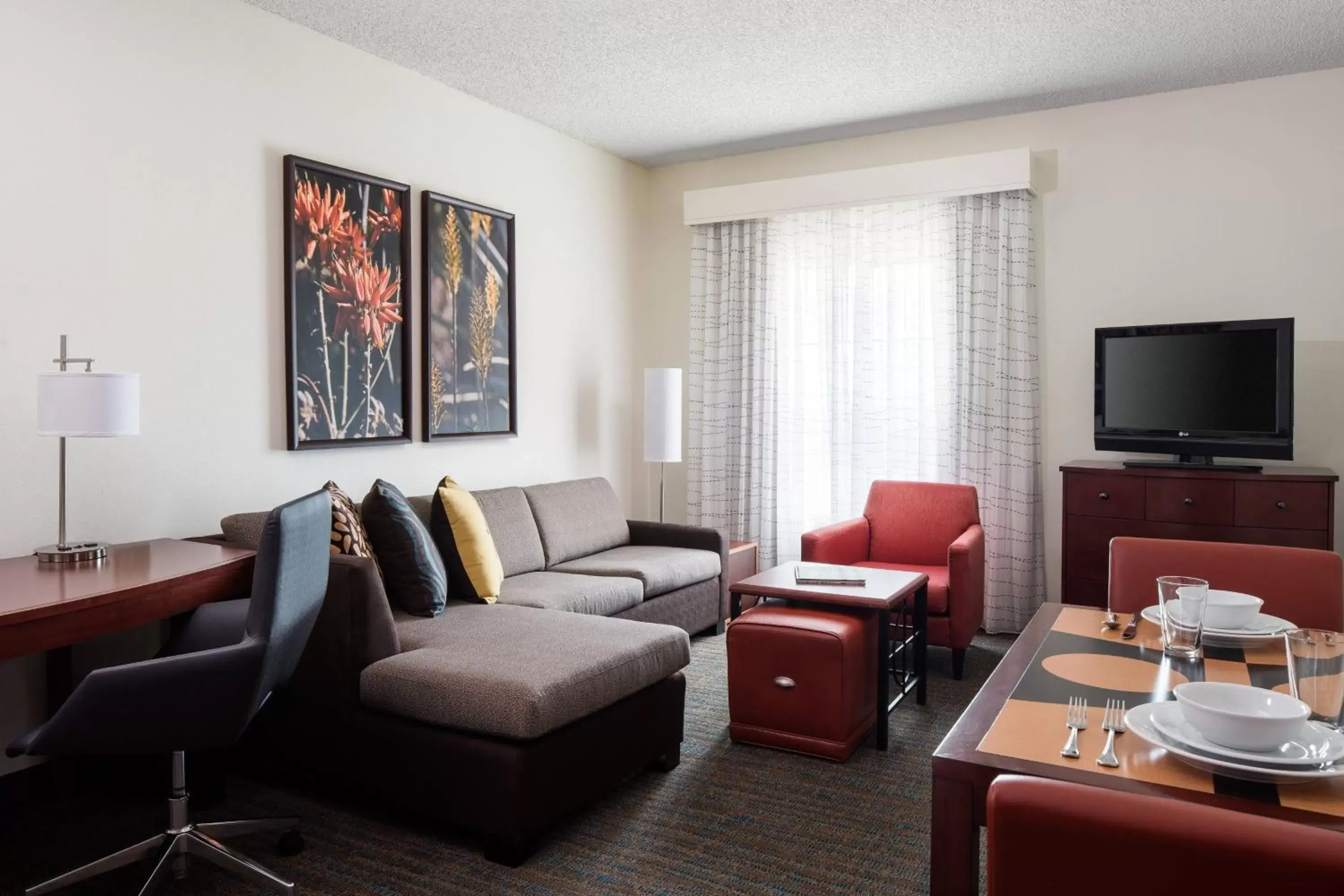 Living room, Seating Area in Residence Inn Phoenix Desert View at Mayo Clinic