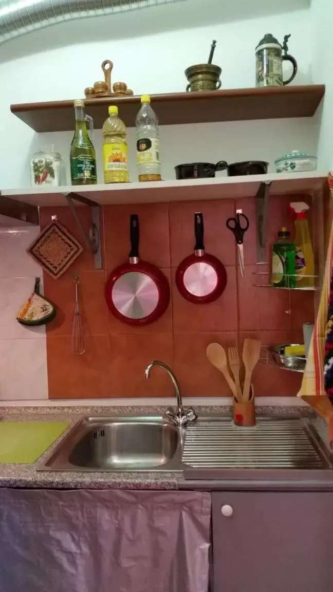 Communal kitchen, Kitchen/Kitchenette in Villa Morgante B&B