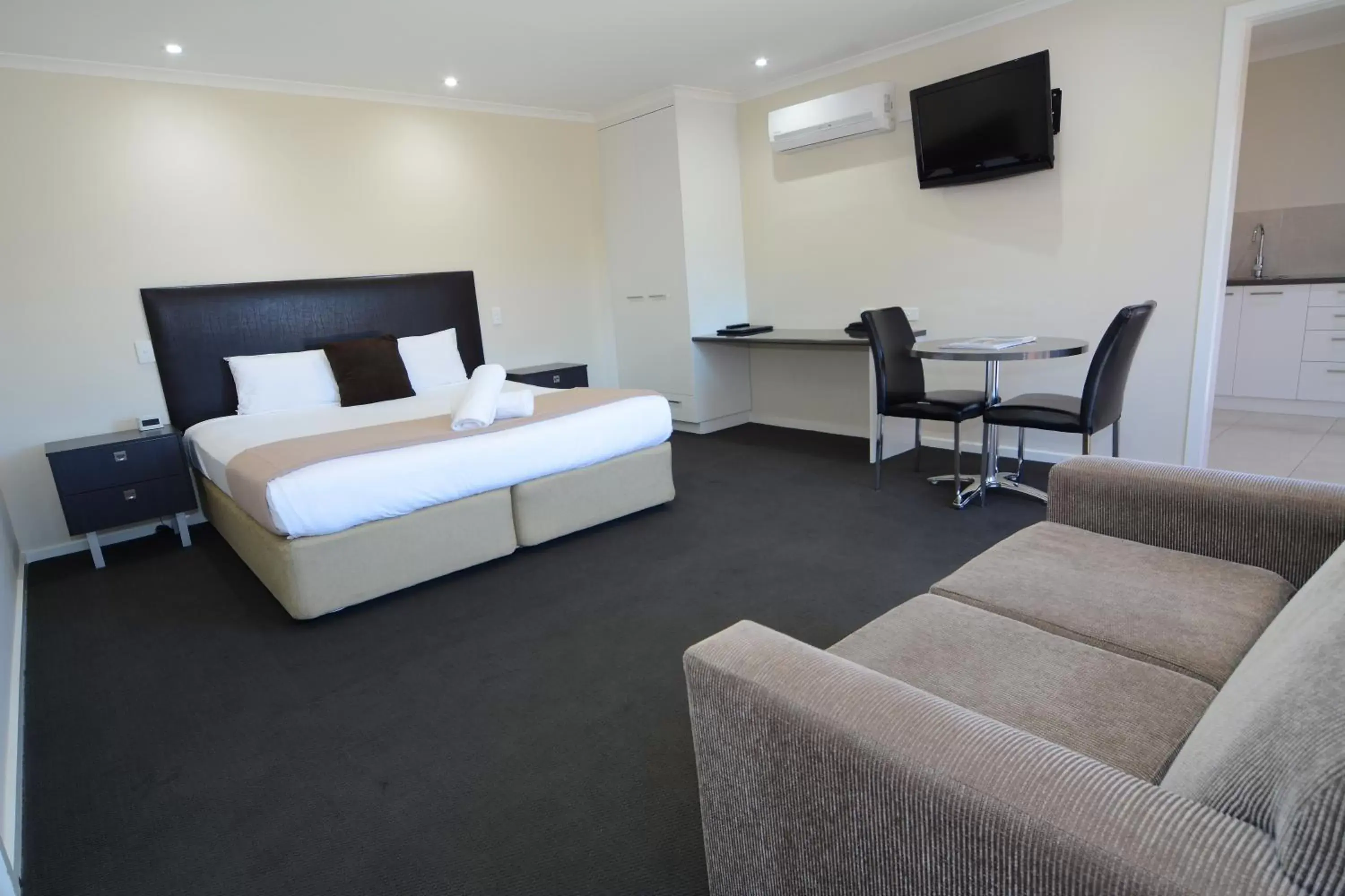 Seating area, Bed in City Centre Motel