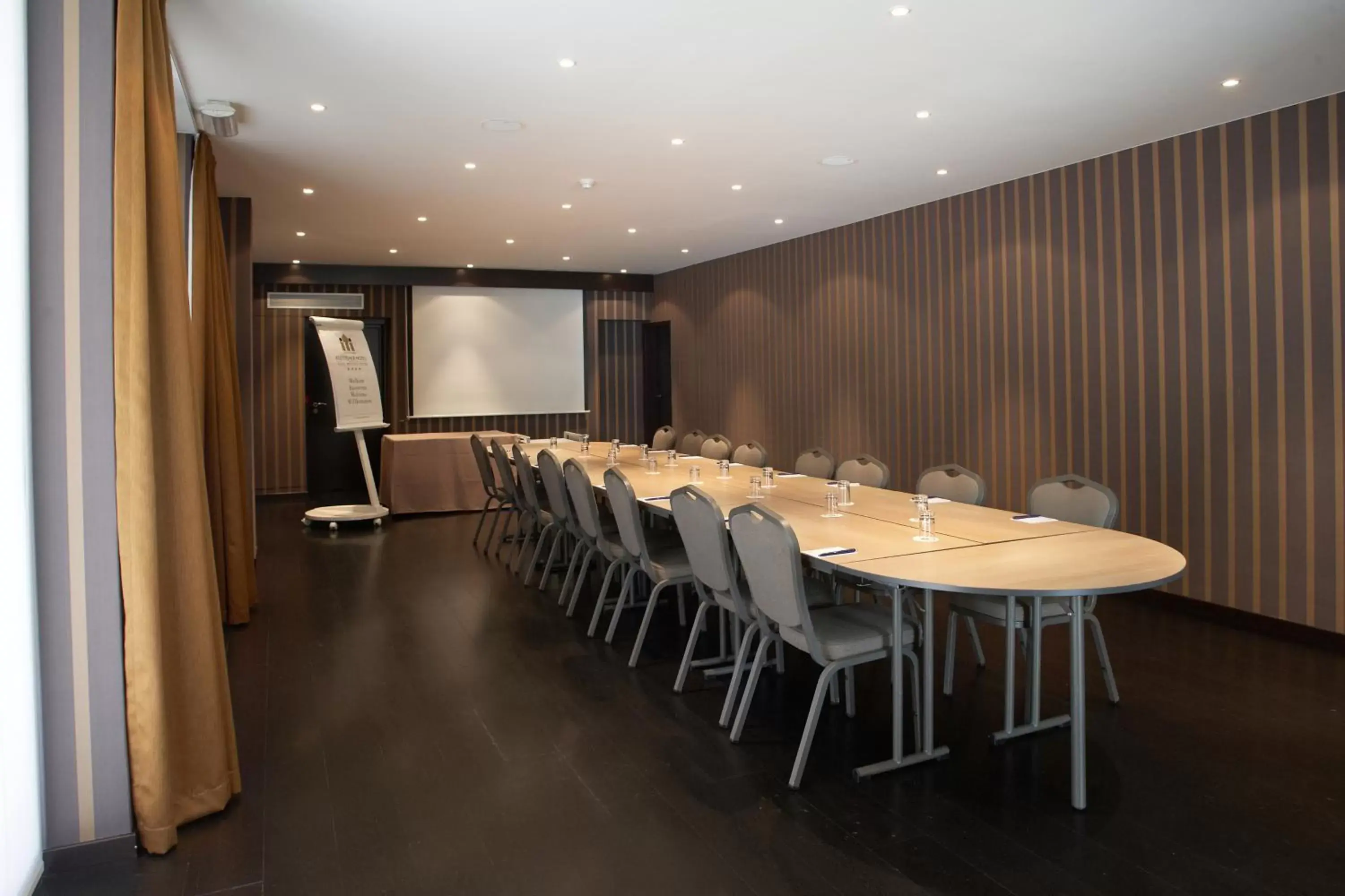 Food and drinks, Business Area/Conference Room in Keizershof Hotel Aalst