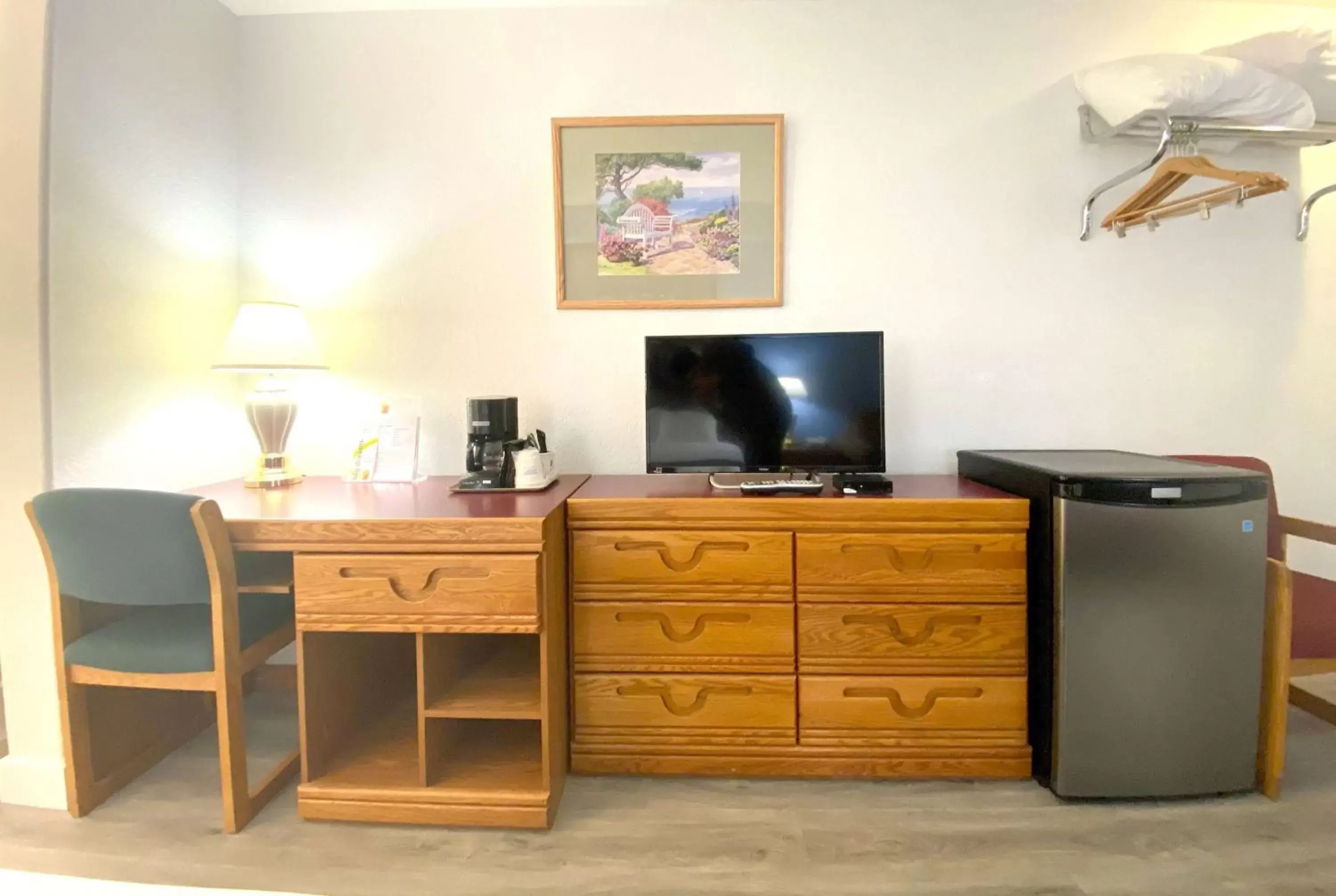 Photo of the whole room in Super 8 by Wyndham Sicamous Photo of the whole room in Super 8 by Wyndham Sicamous