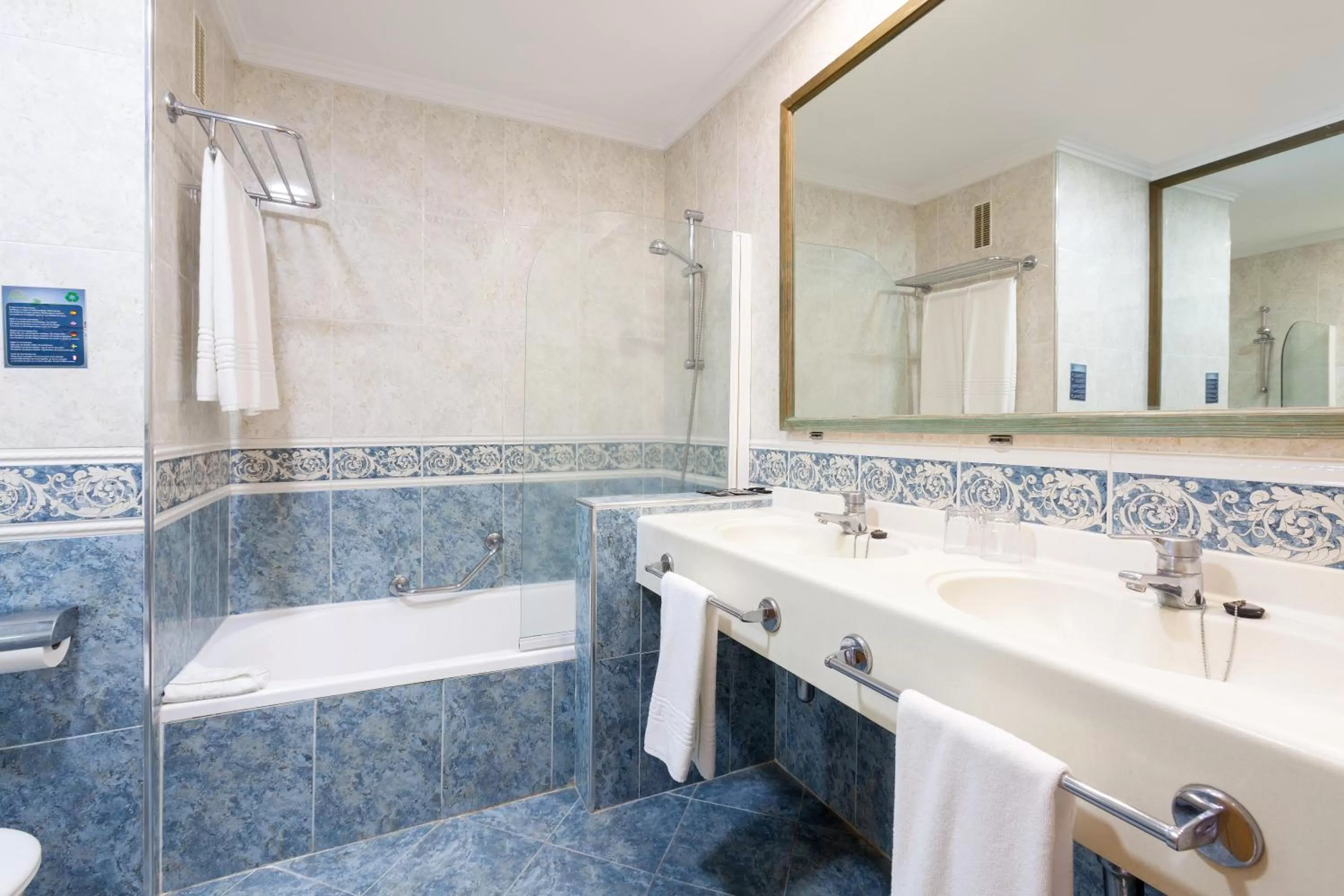 Shower in Chatur Playa Real Resort