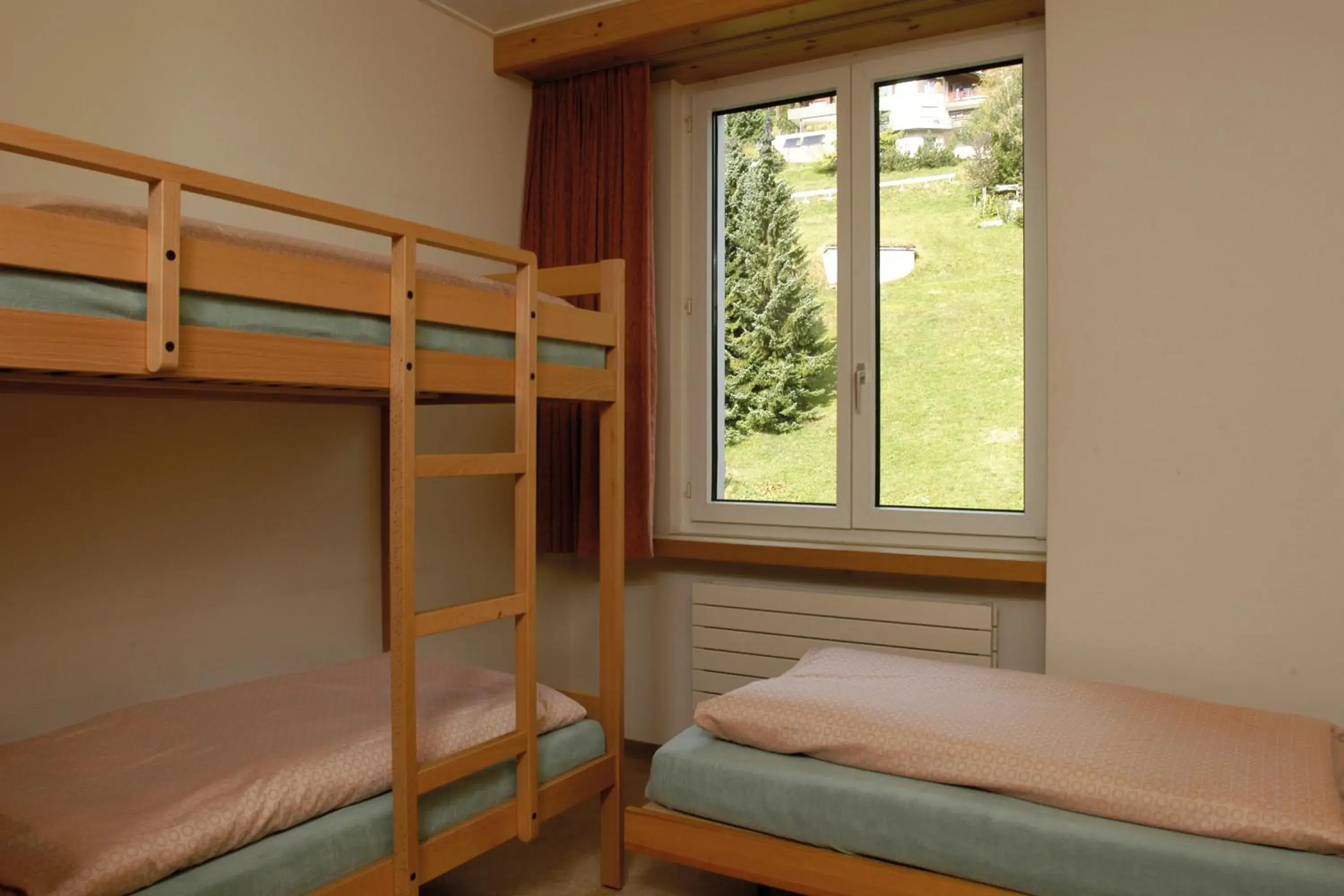 Photo of the whole room, Bunk Bed in Davos Youth Hostel