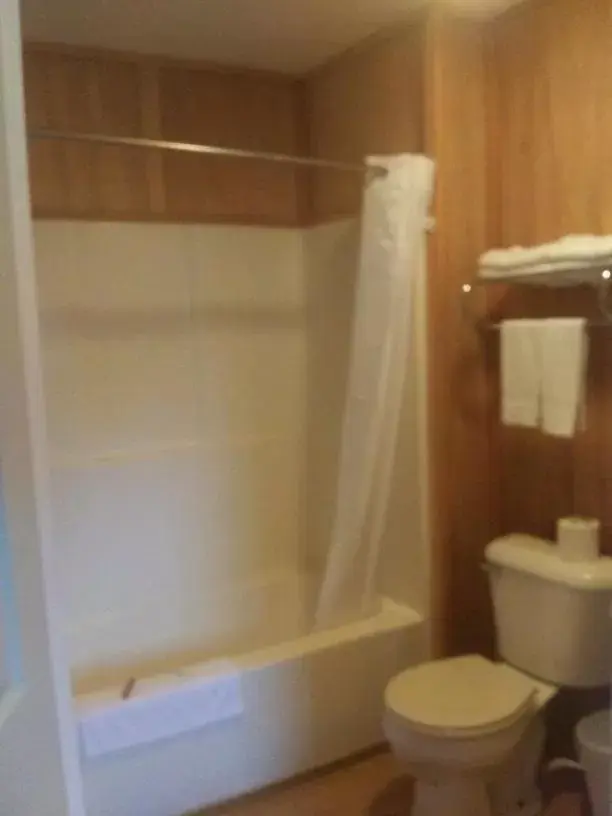 Bathroom in Whispering Creek Lodging & RV Resort