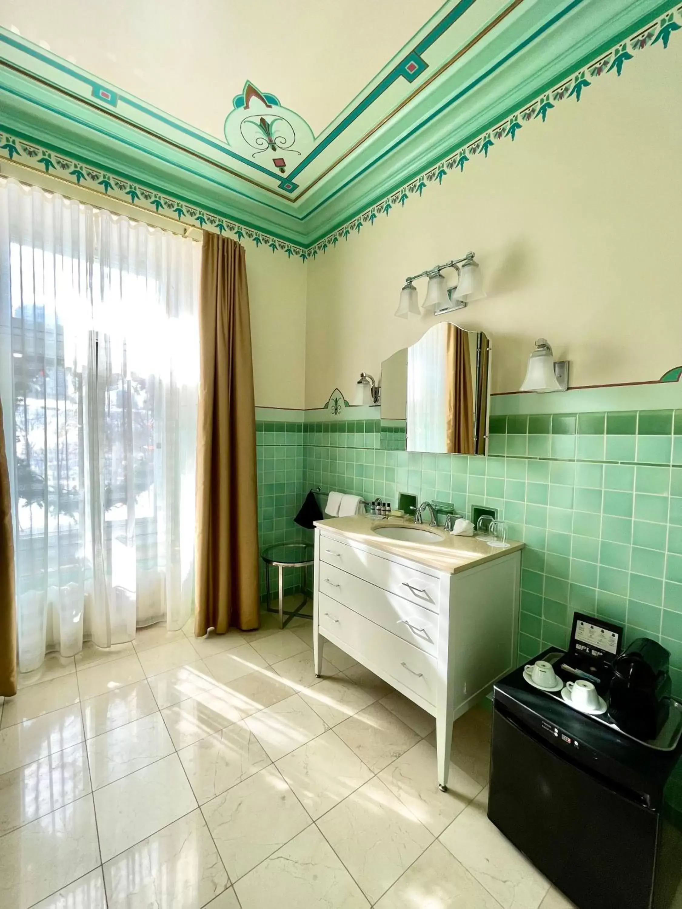 Shower, Bathroom in Hotel Manoir D'Auteuil
