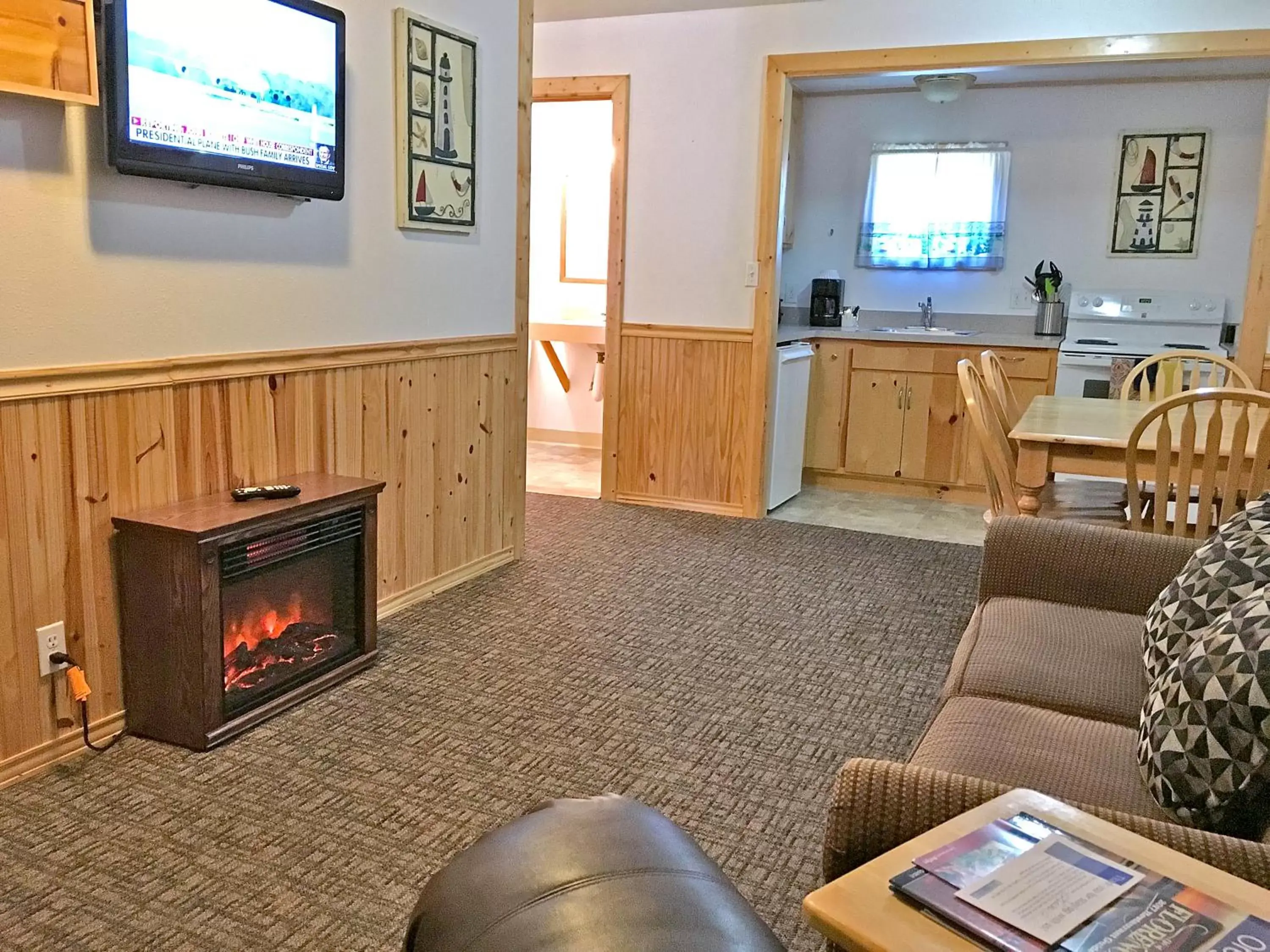 TV/Entertainment Center in Park Motel and Cabins