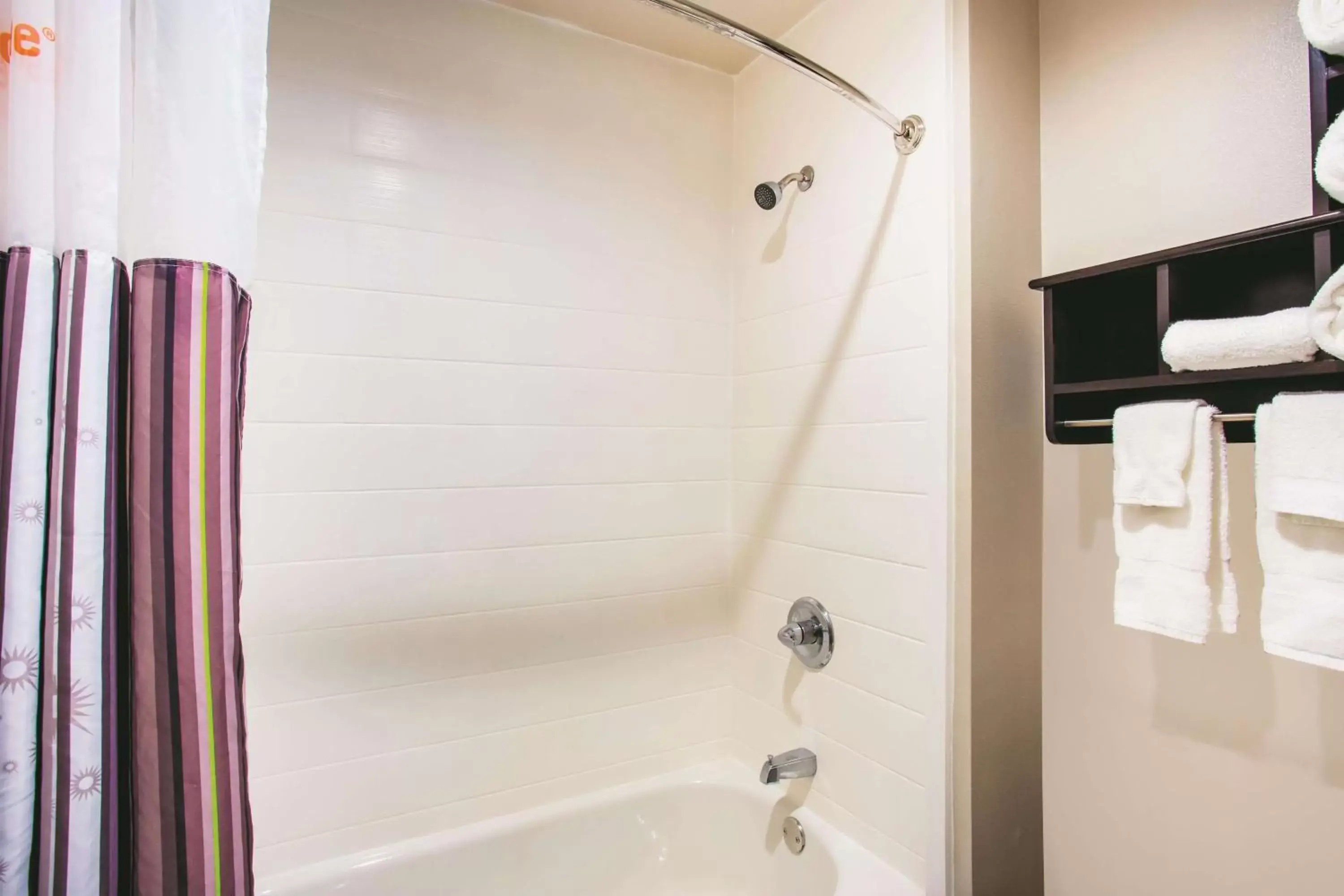Photo of the whole room, Bathroom in La Quinta by Wyndham Cincinnati NE - Mason