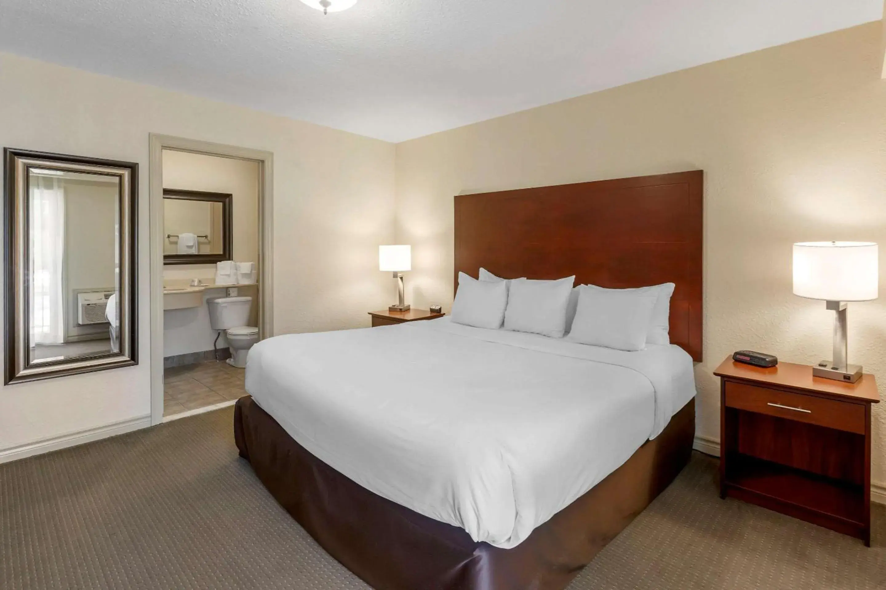 Photo of the whole room, Bed in Comfort Inn & Suites Thousand Islands Harbour District