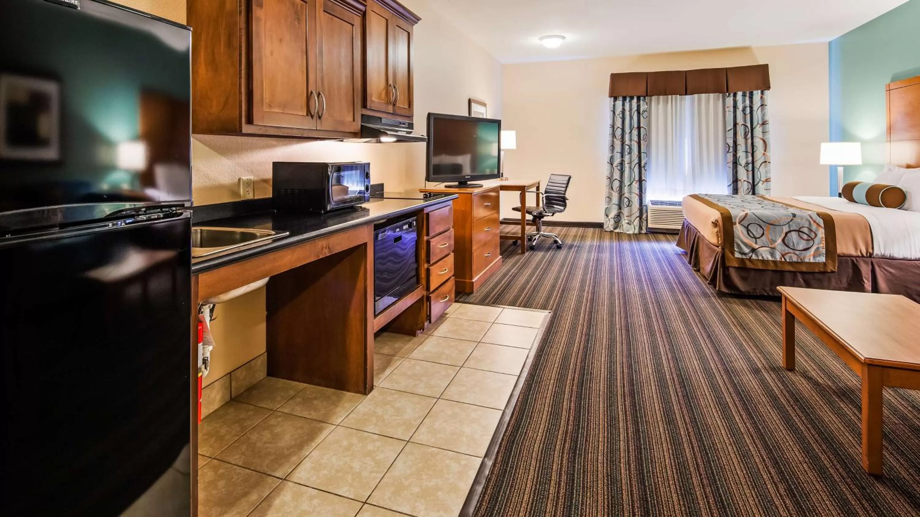 Kitchen or kitchenette in Best Western Plus Seminole Hotel & Suites