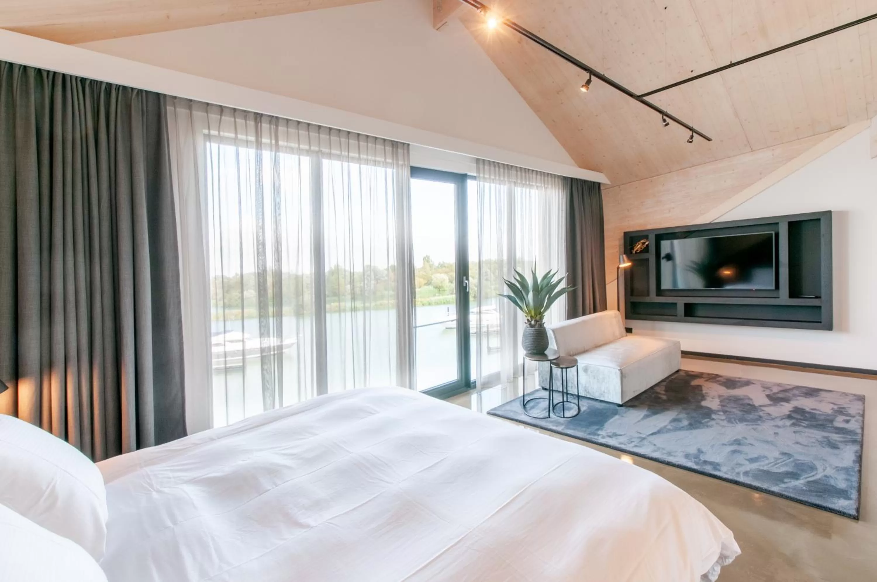 Bed in Waterrijk Oesterdam Hotel