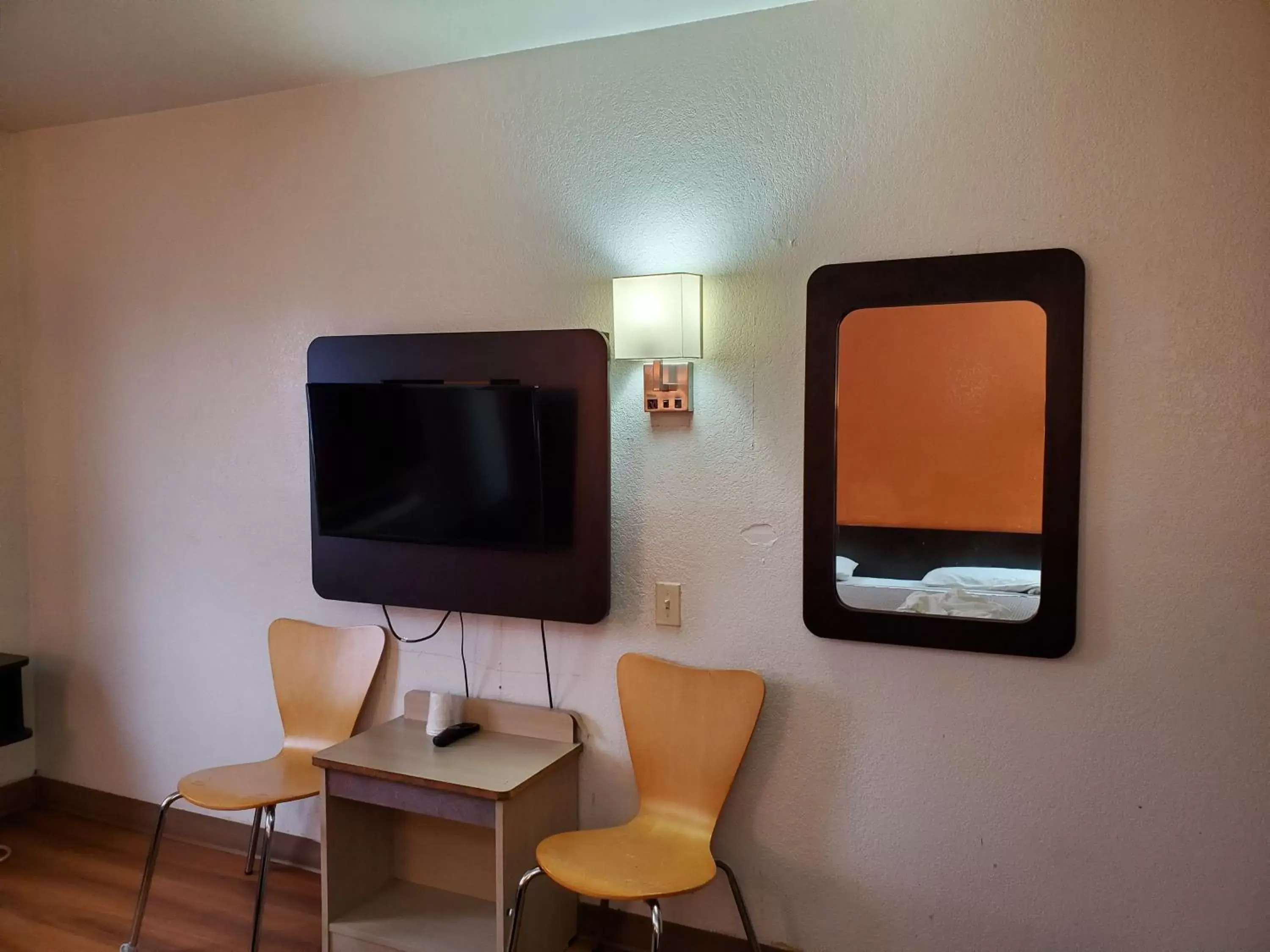 Bedroom, TV/Entertainment Center in Motel 6 Little Rock AR South