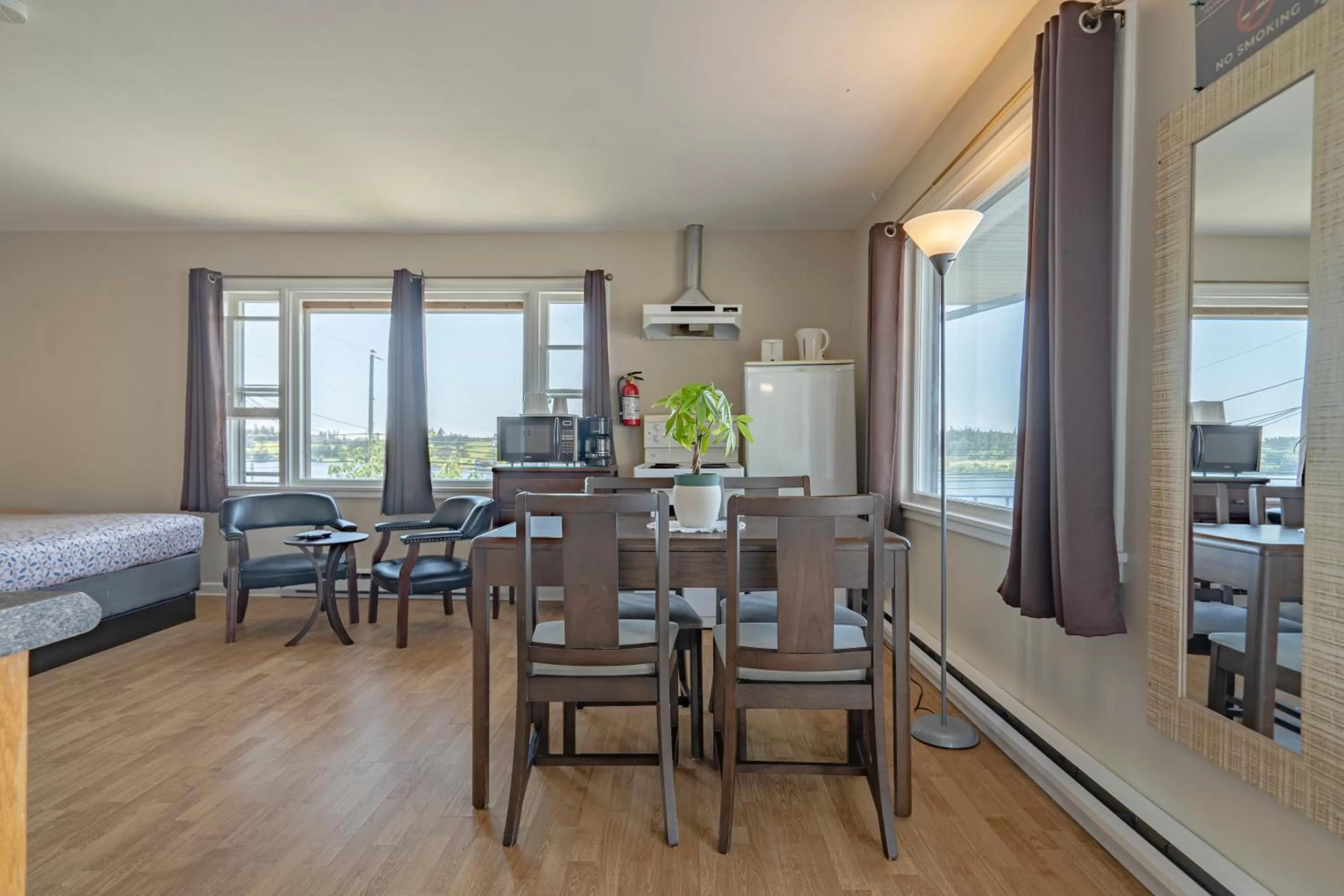 Dining area in Novastar Motel On The Lake