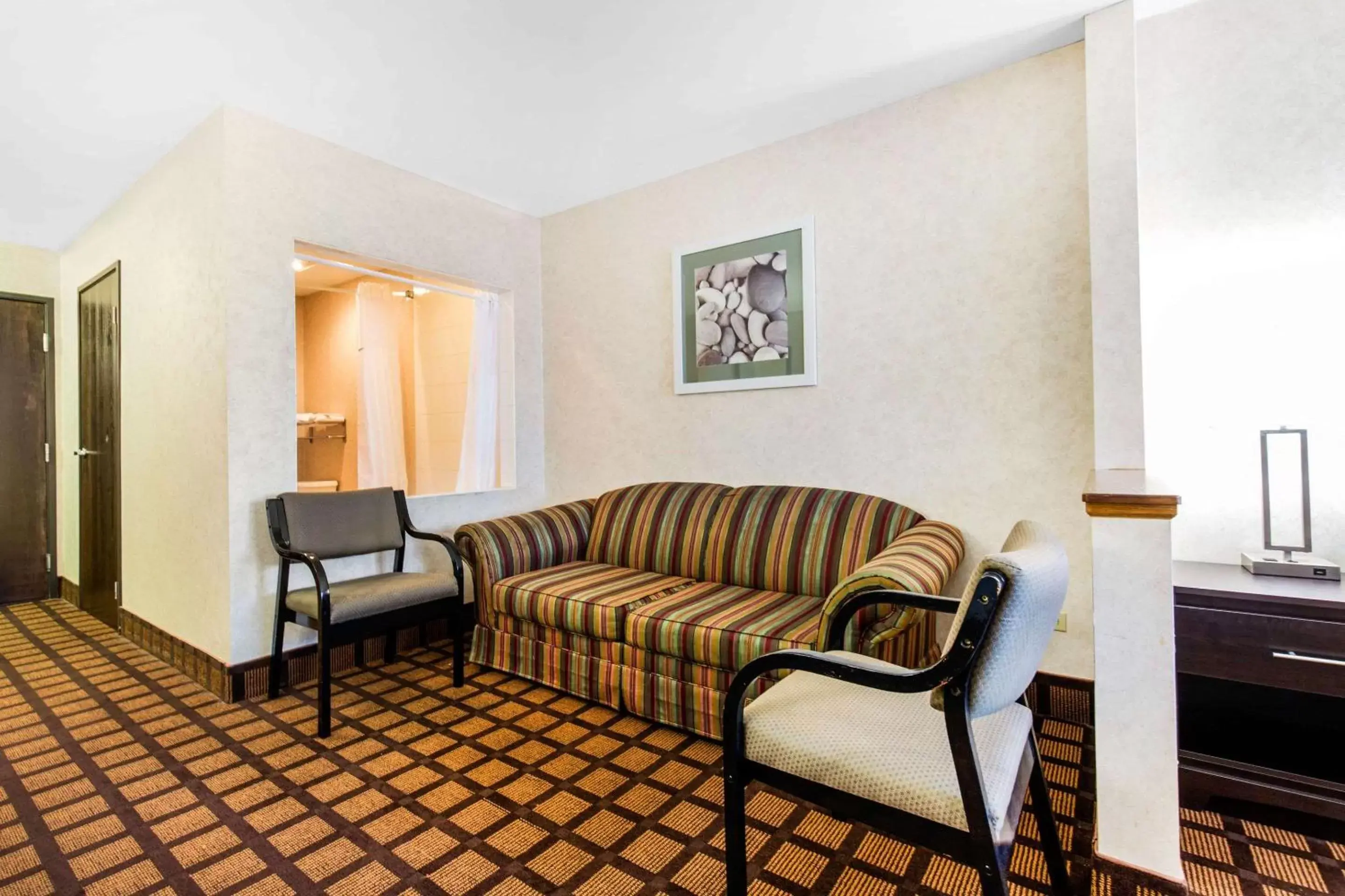 Photo of the whole room, Seating Area in Quality Inn Monee I-57