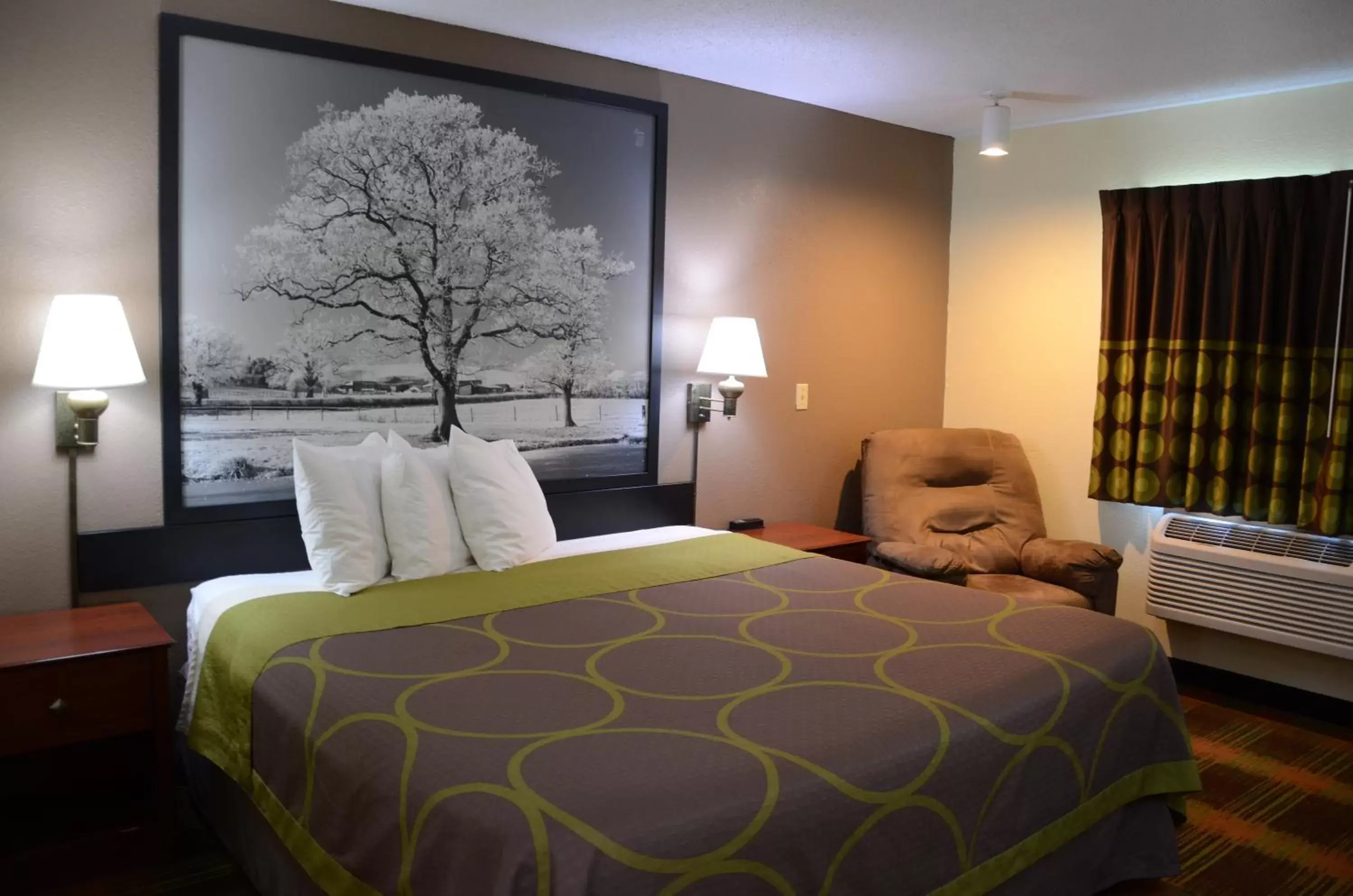 Photo of the whole room, Bed in Super 8 by Wyndham Oskaloosa IA