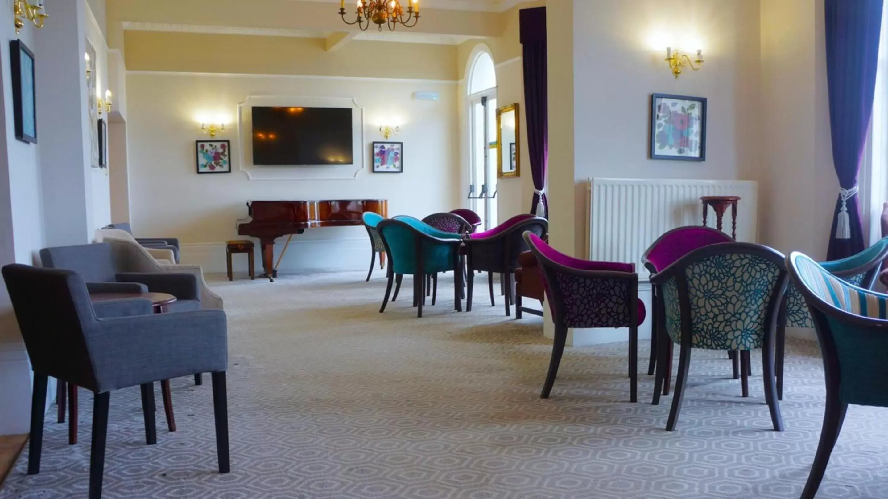 Communal lounge/ TV room, Restaurant/Places to Eat in OYO Oban Hotel