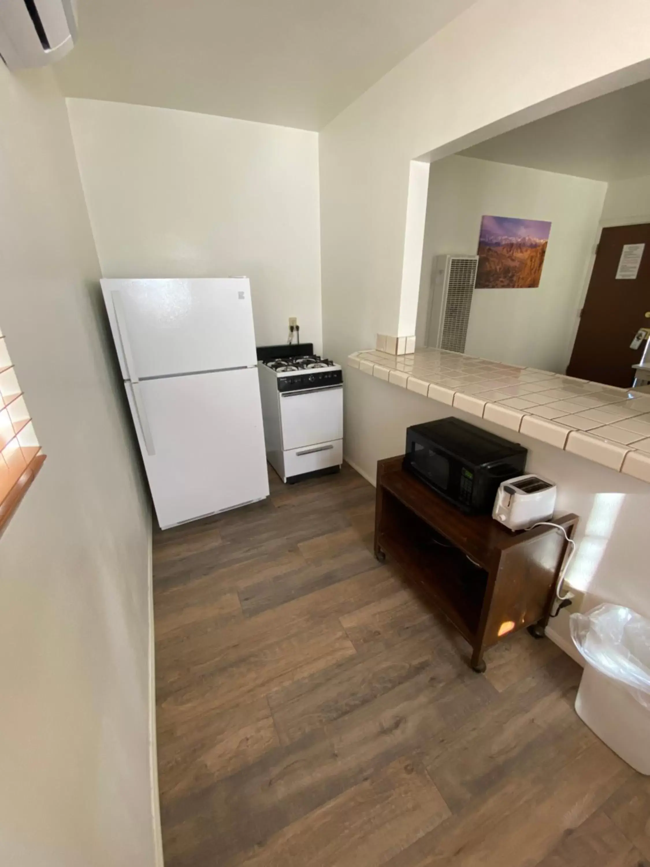 Kitchen/Kitchenette in Bristlecone Motel