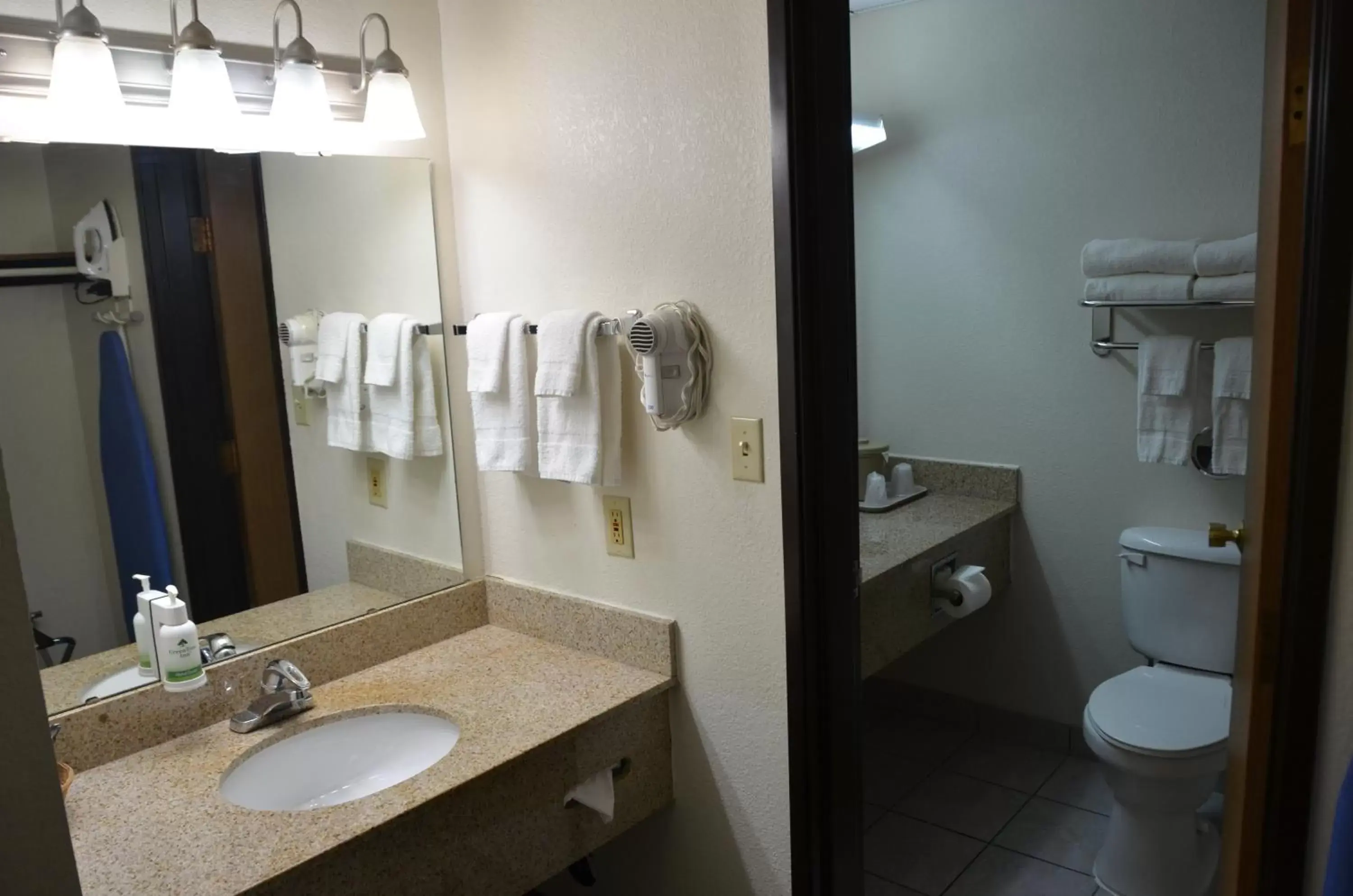 Bathroom in Bearcat Inn and Suites