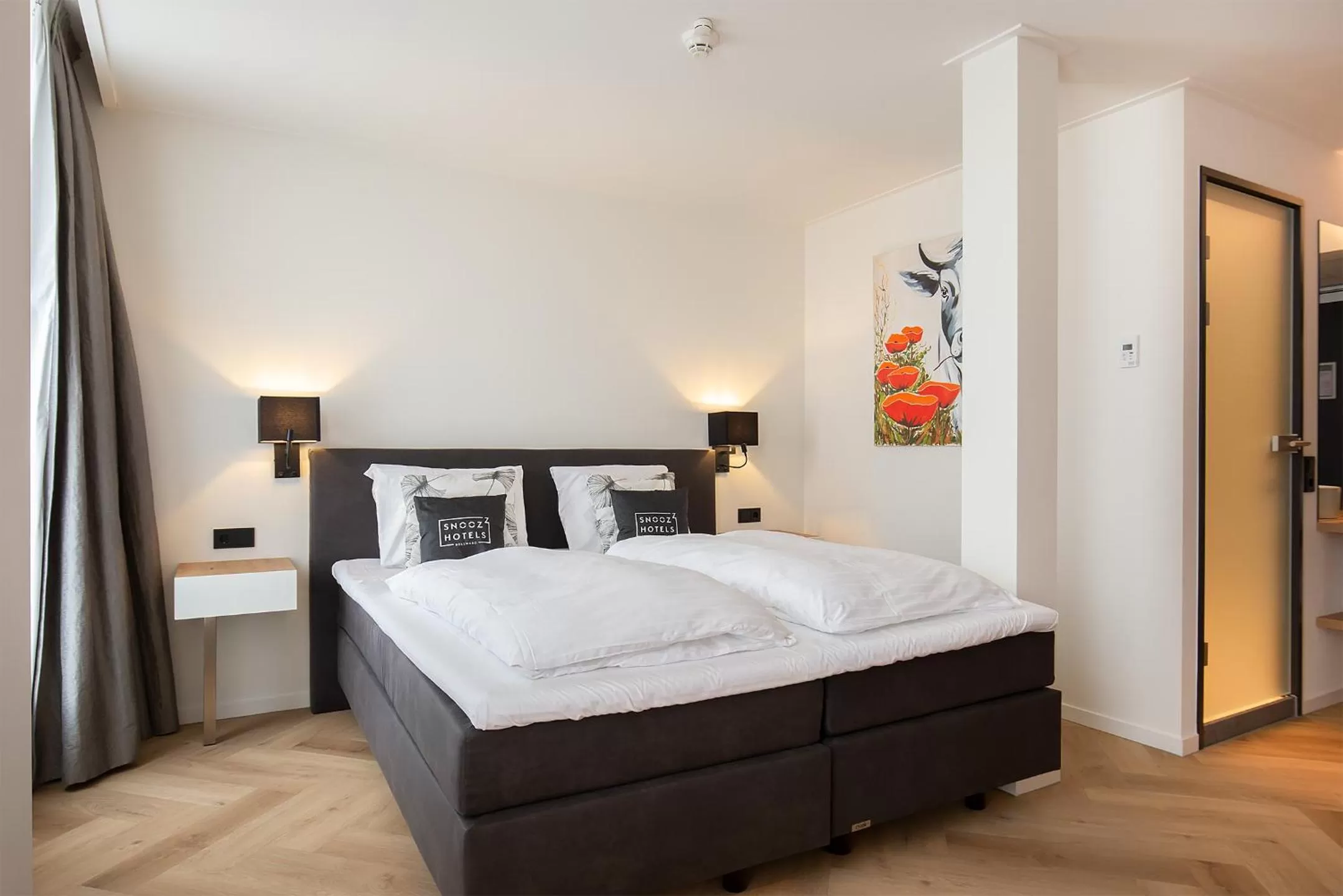 Bed in Snoozz Hotels Bolsward Boutique hotel zonder receptie met digitale sleutel