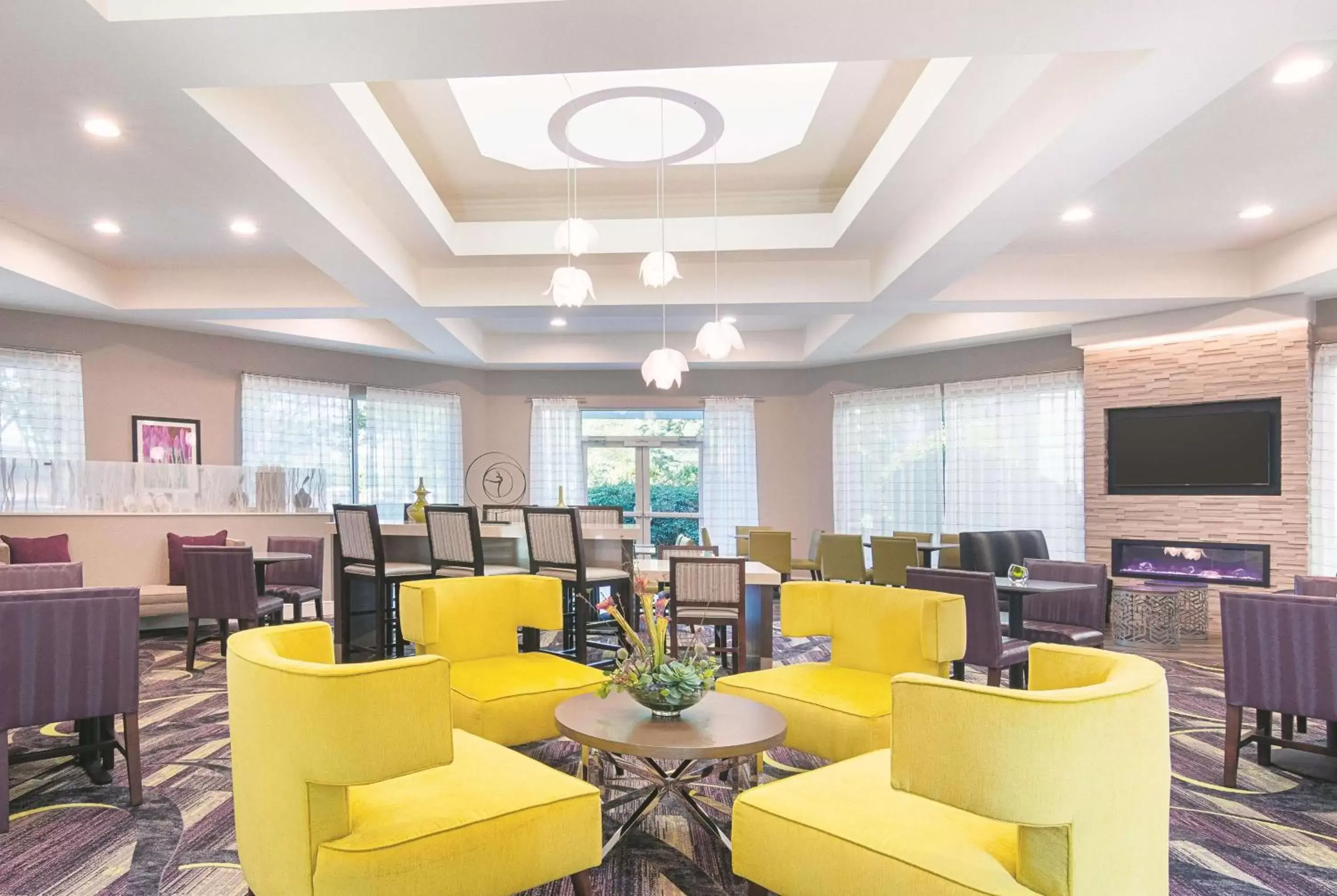 Lobby or reception, Lounge/Bar in La Quinta by Wyndham Atlanta Conyers