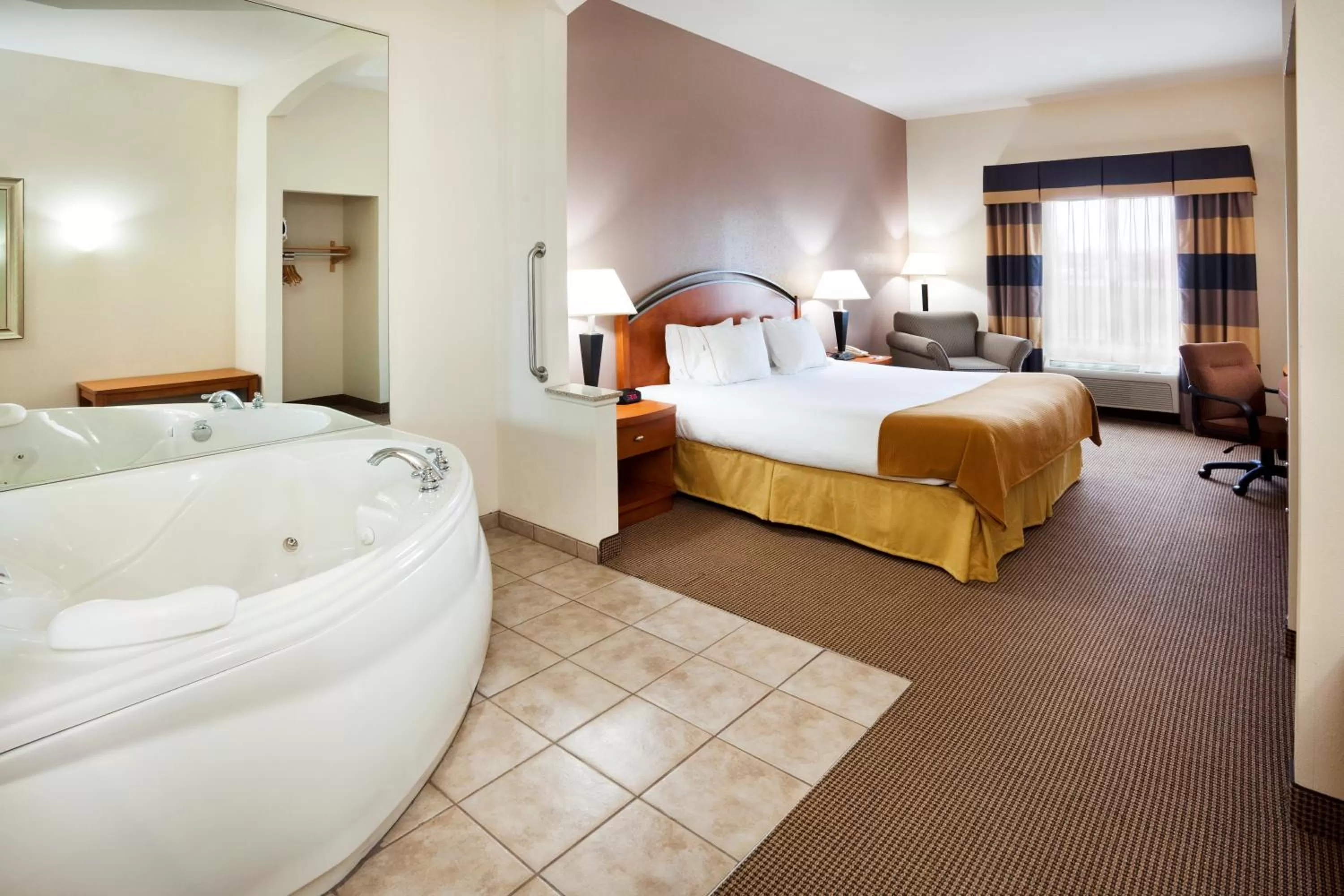 Day, Bed in Holiday Inn Express Forest City by IHG