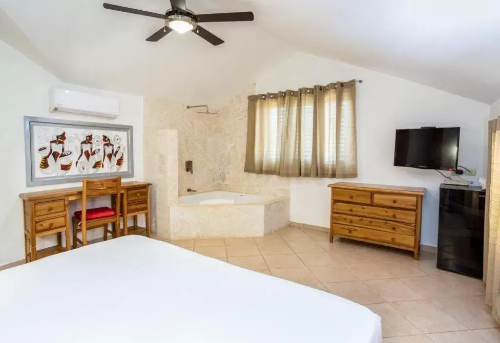 Shower, Bed in Albachiara Hotel - Las Terrenas
